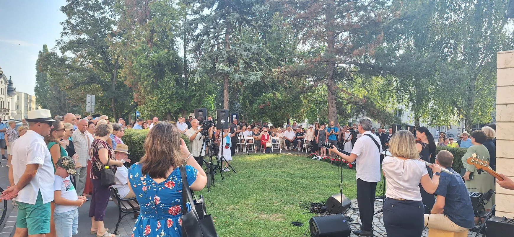 Az ünneplő közösség