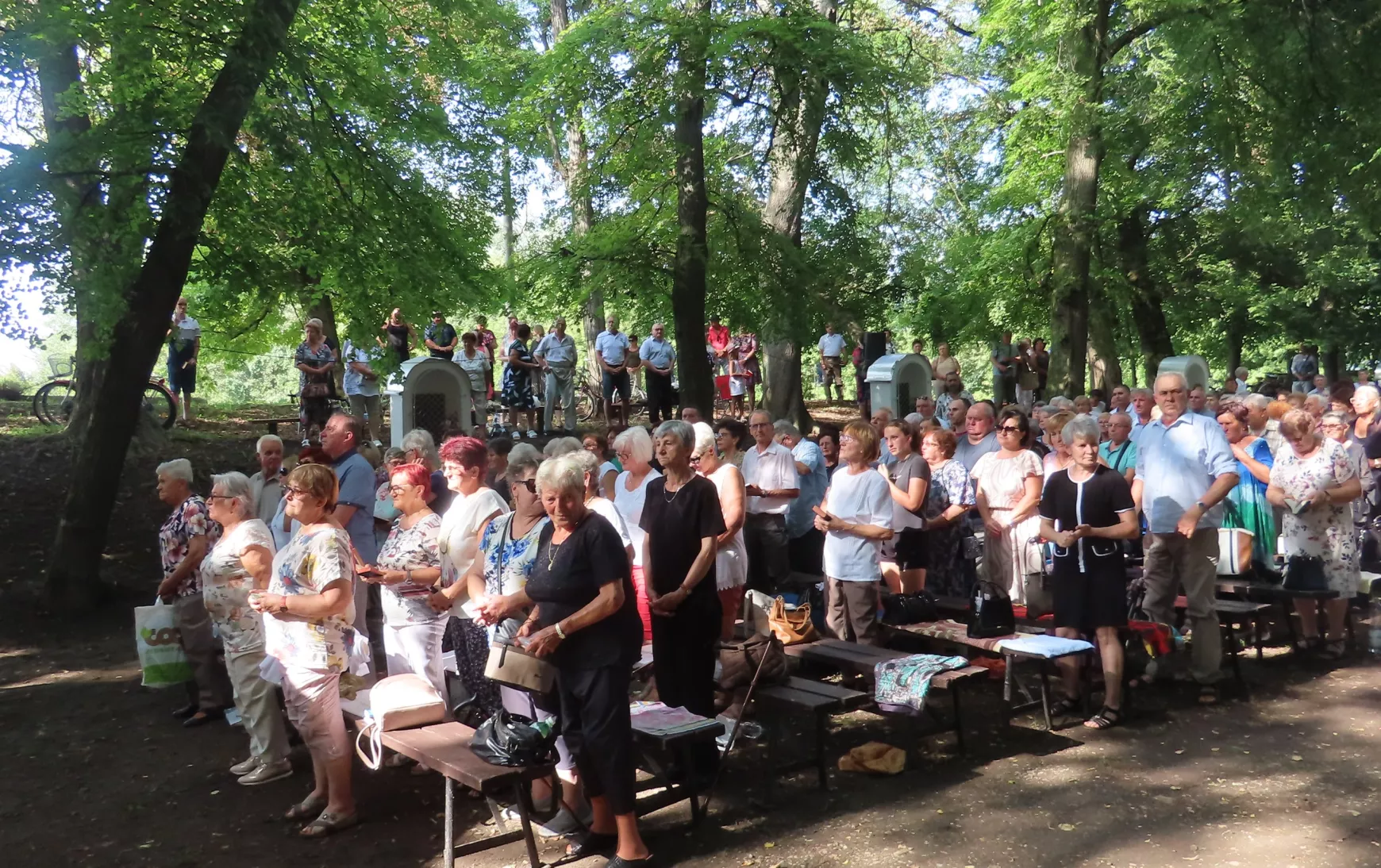 Szentmise a bényi kutacskánál