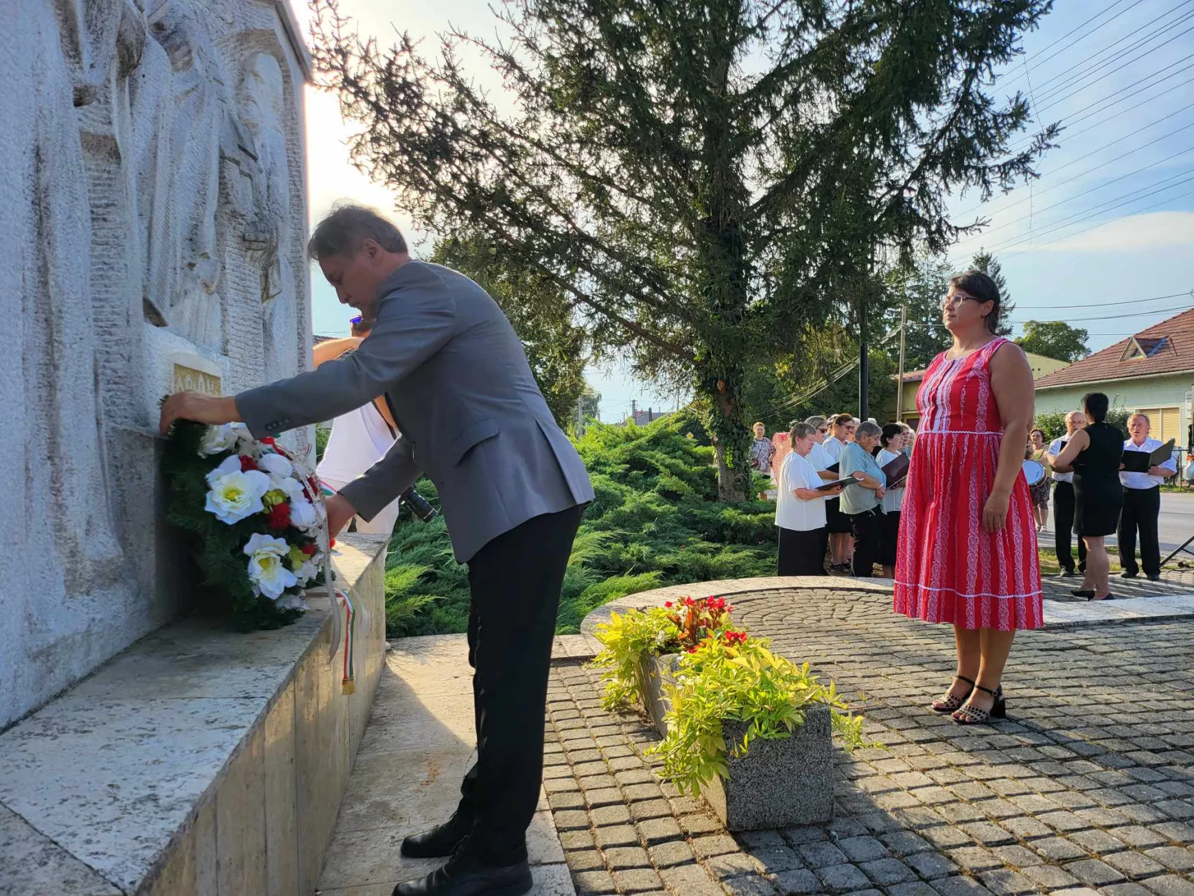 Koszorúzás Szent István Deáki