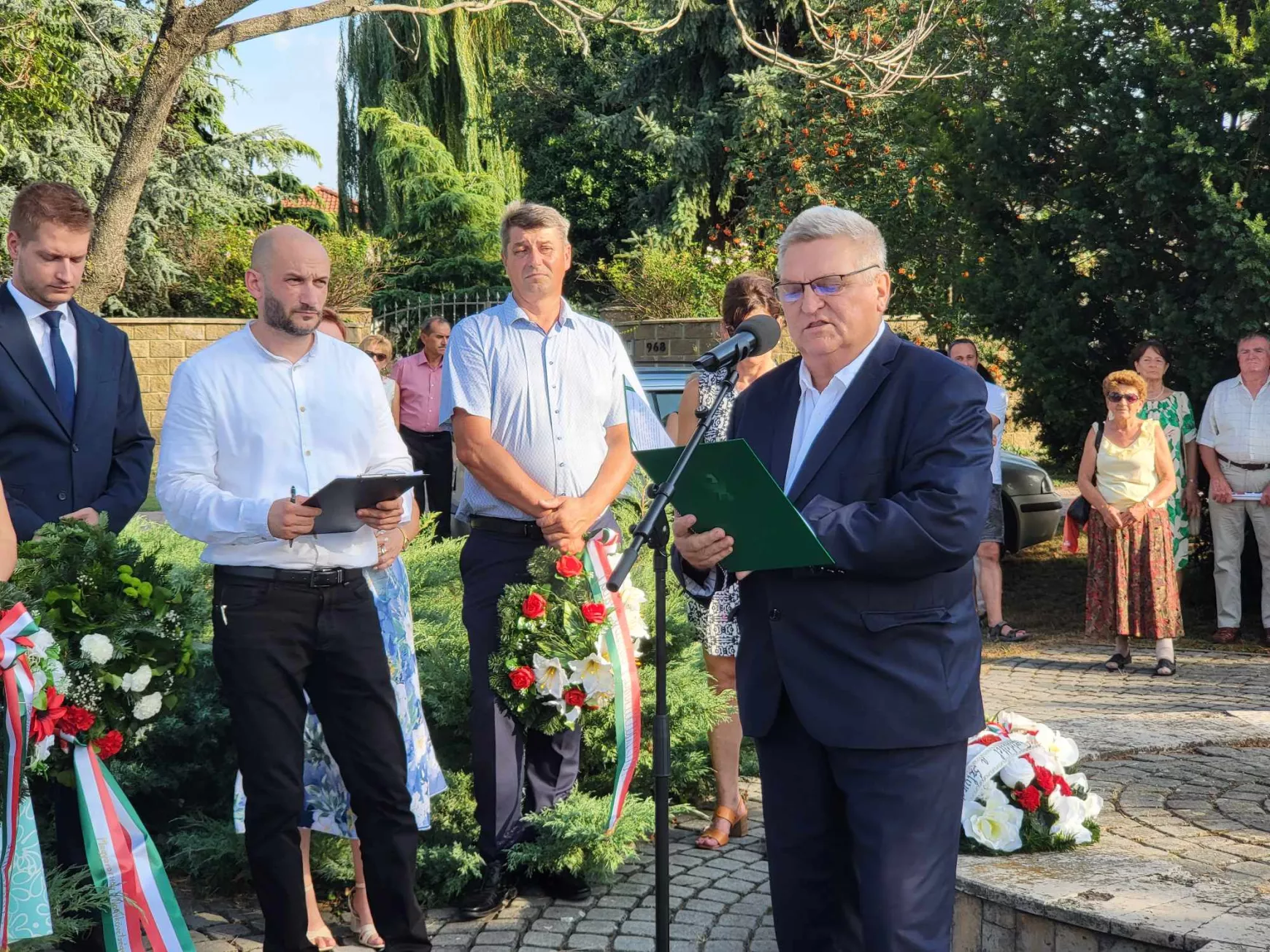Koszorúzás Szent István Deáki