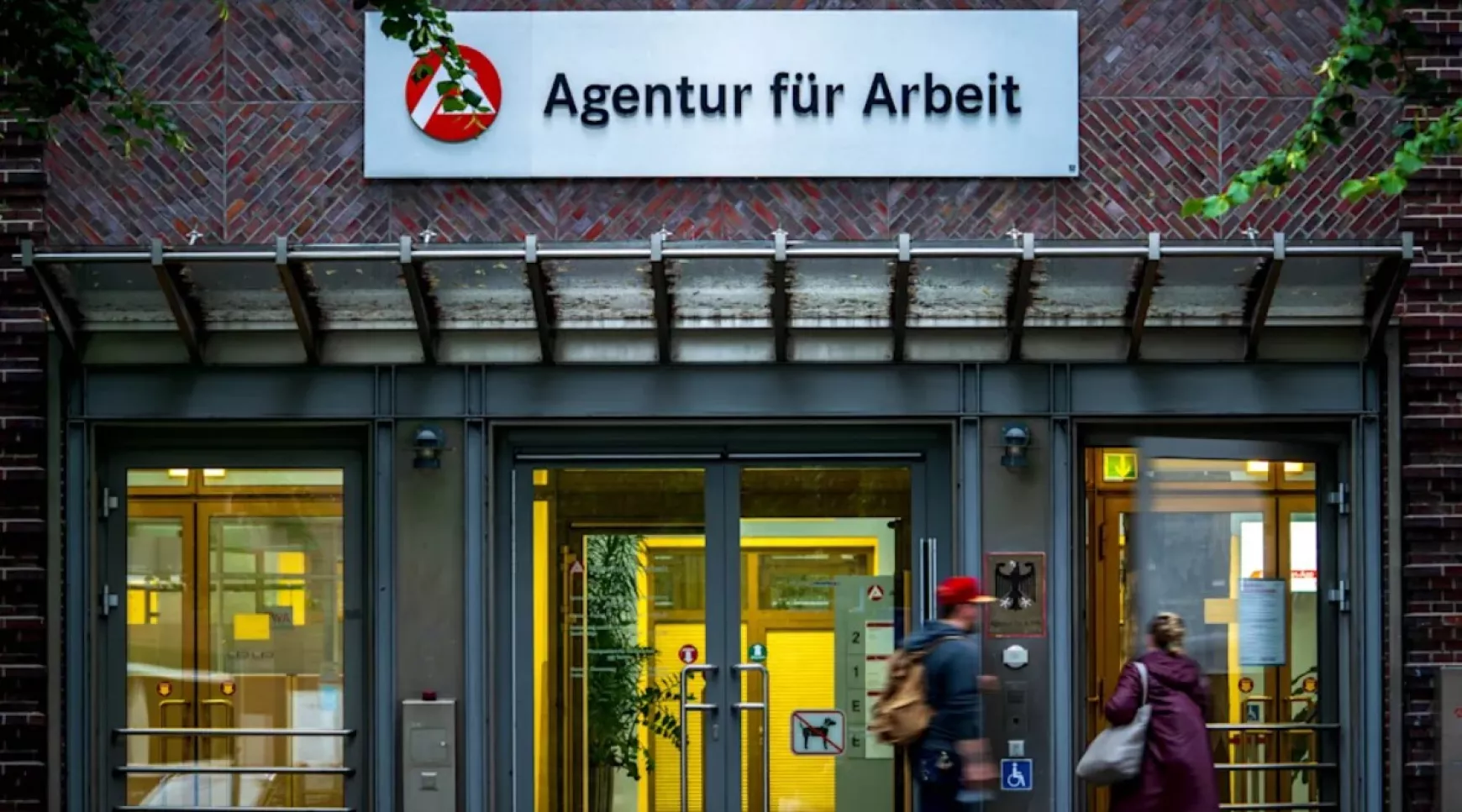 Fizetnek az ingyenélőknk