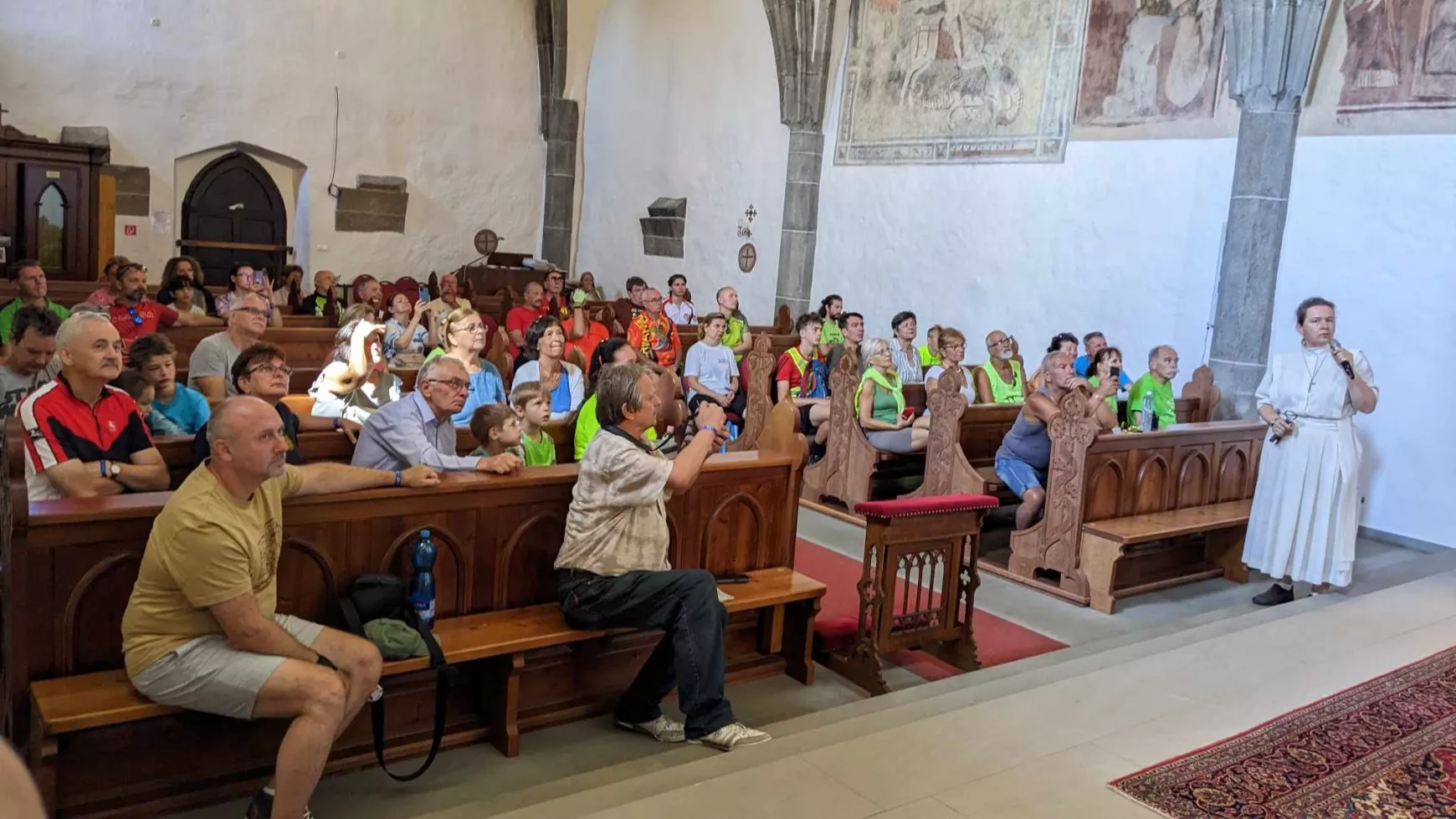 Honismereti Kerékpártúra - Az Ógácsi Szent György templomban.