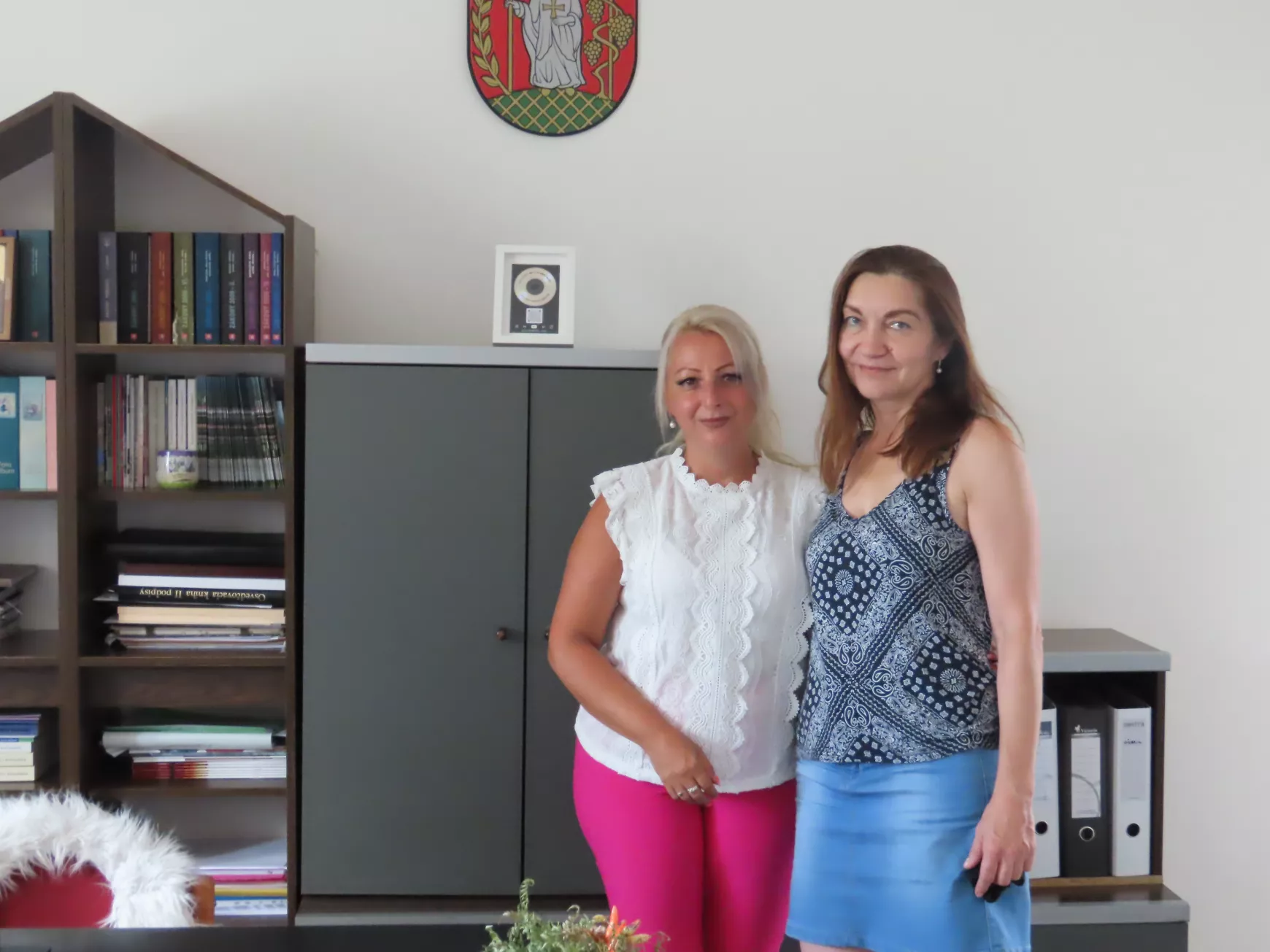 Kálazi Tímea polgármester és kolléganője Csákányi Éva