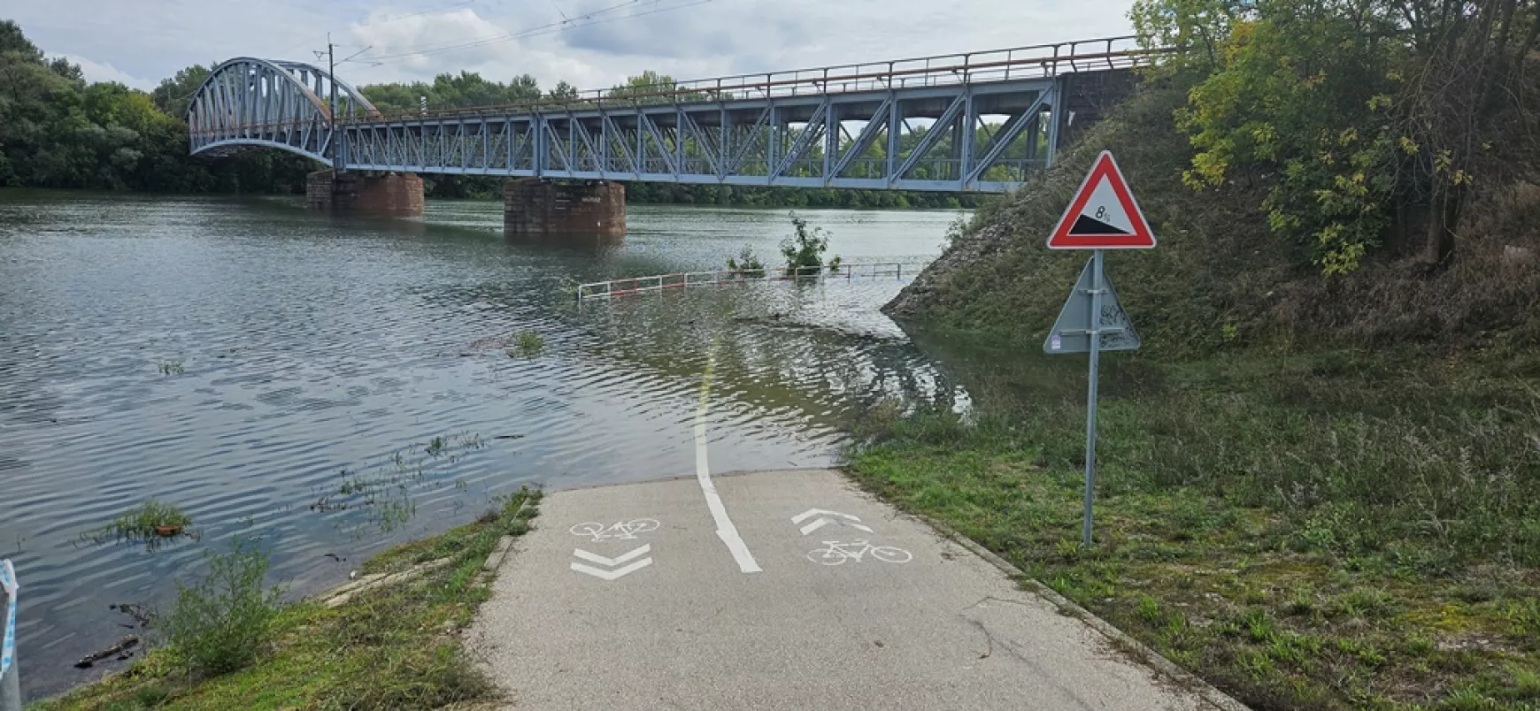 Készültségben: útlezárás, zsákolás, vízminőség-ellenőrzés Komáromban – KÉPEKKEL