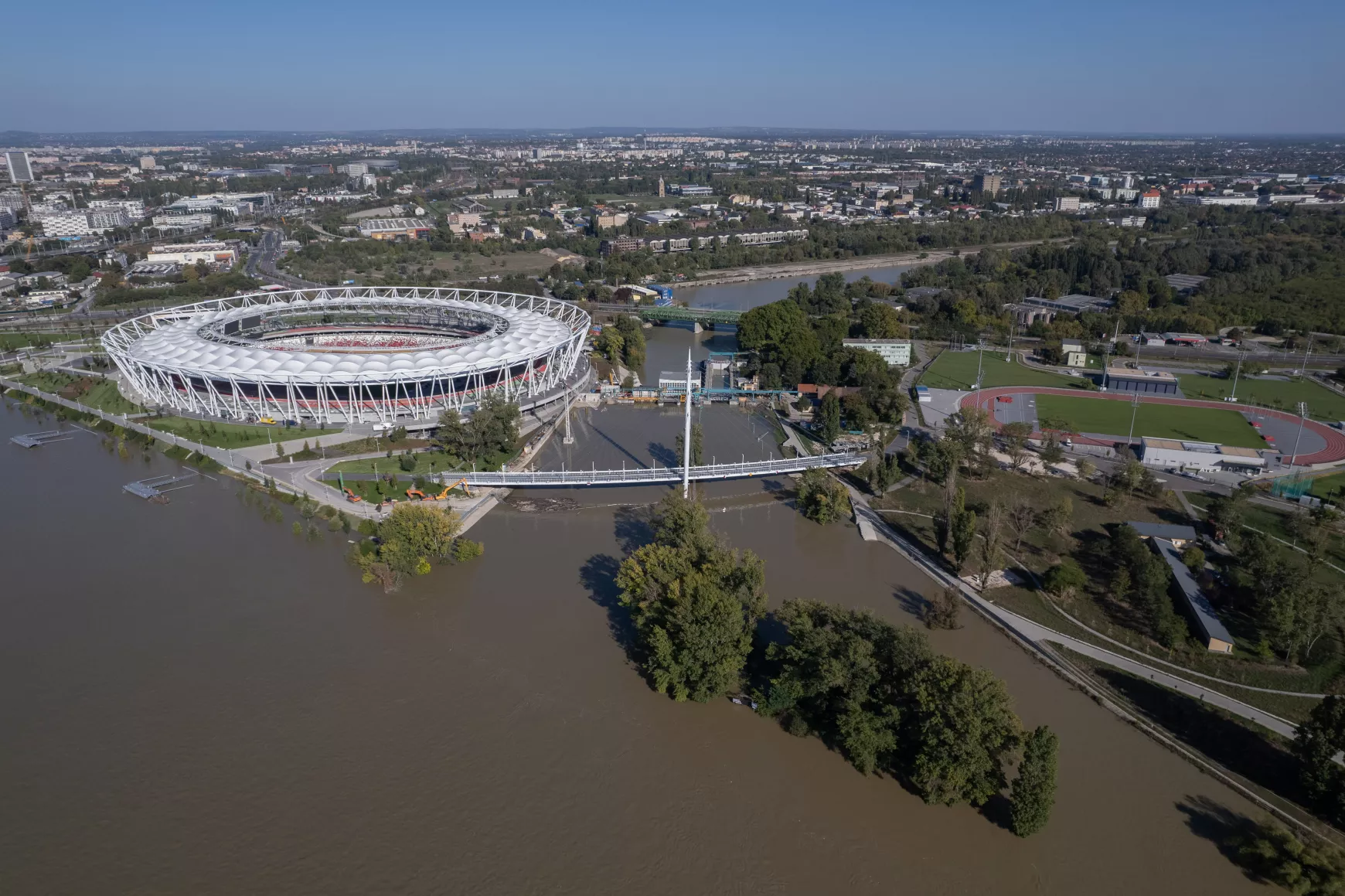 A drónnal készült felvételen a tetőző Duna Budapesten a Nemzeti Atlétikai Stadionnál 2024. szeptember 21-én