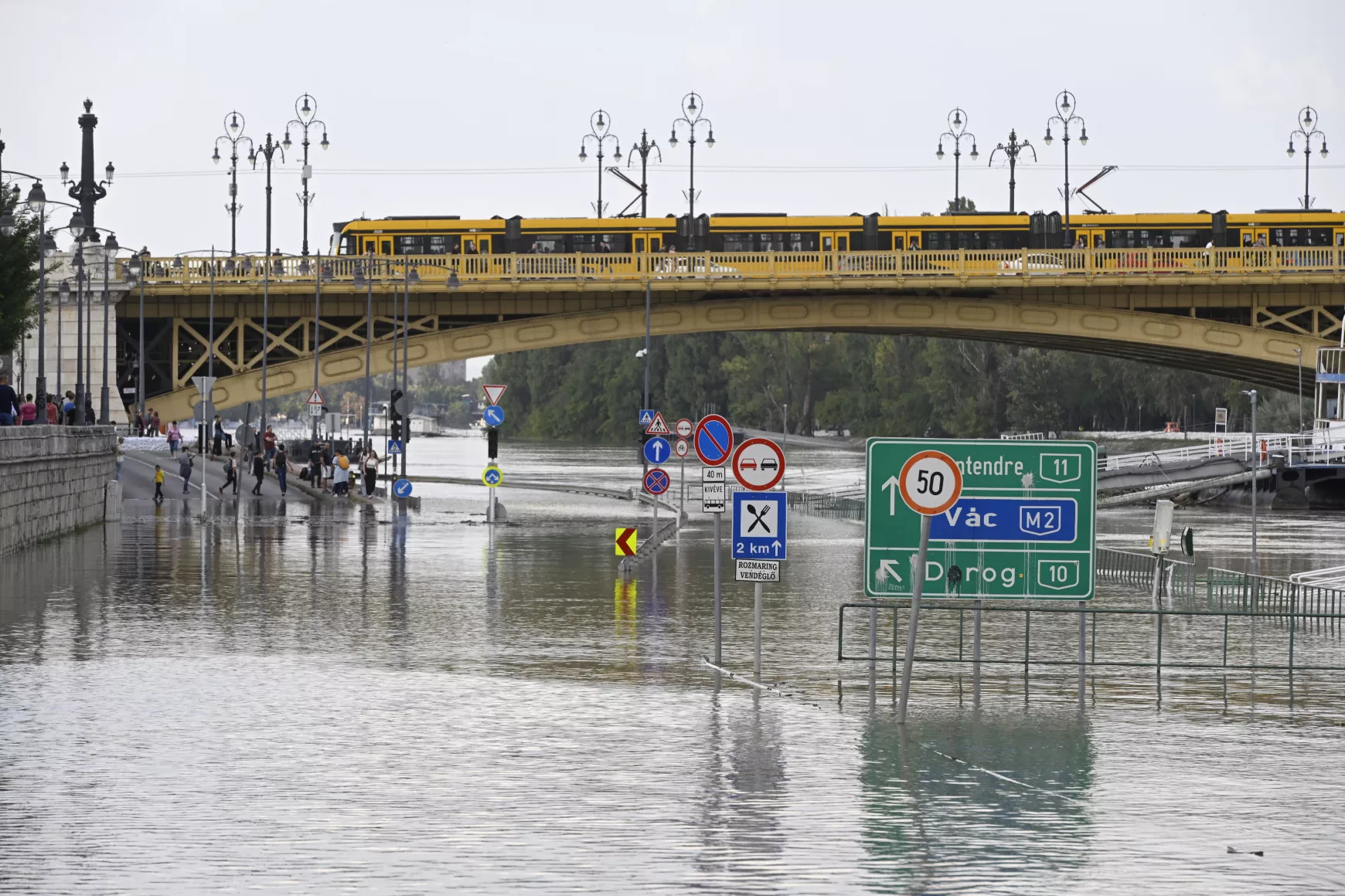 Az áradó Duna Budapesten a Margit hídnál