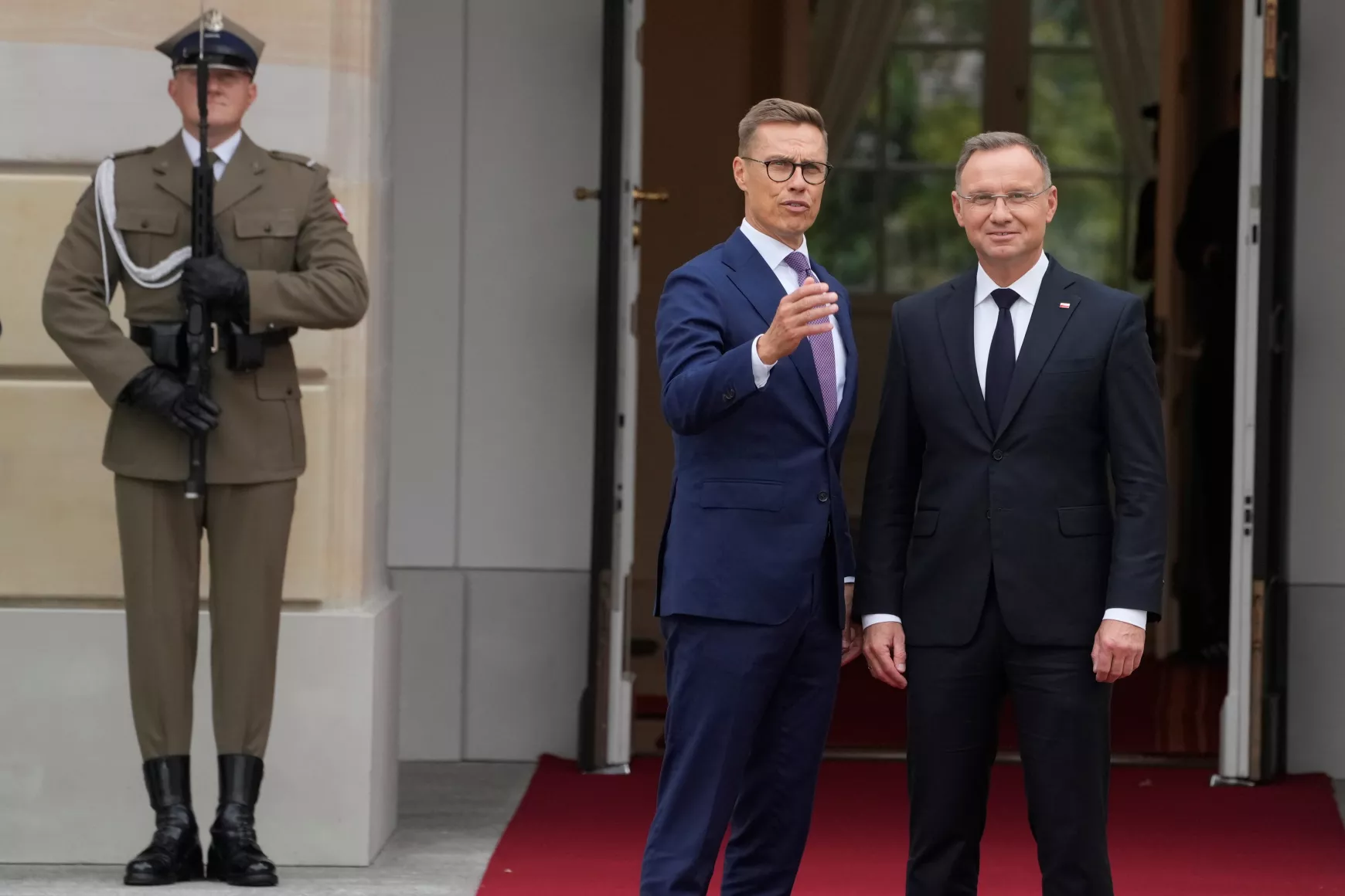 Héjanász az avaron