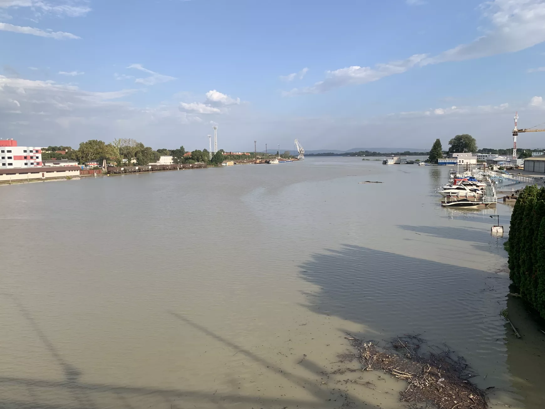 A kikötőt nyaldossa a víz