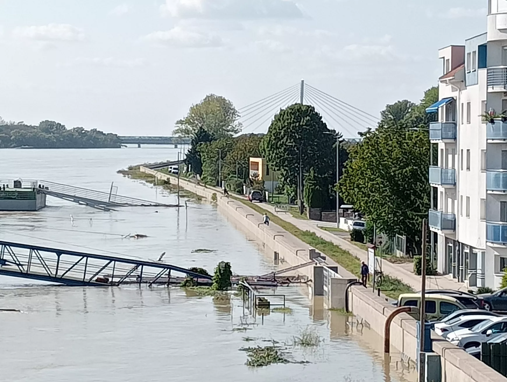 Komáromnál már tetőzött a Duna, rendkívüli állapotot hirdettek - KÉPEKKEL 