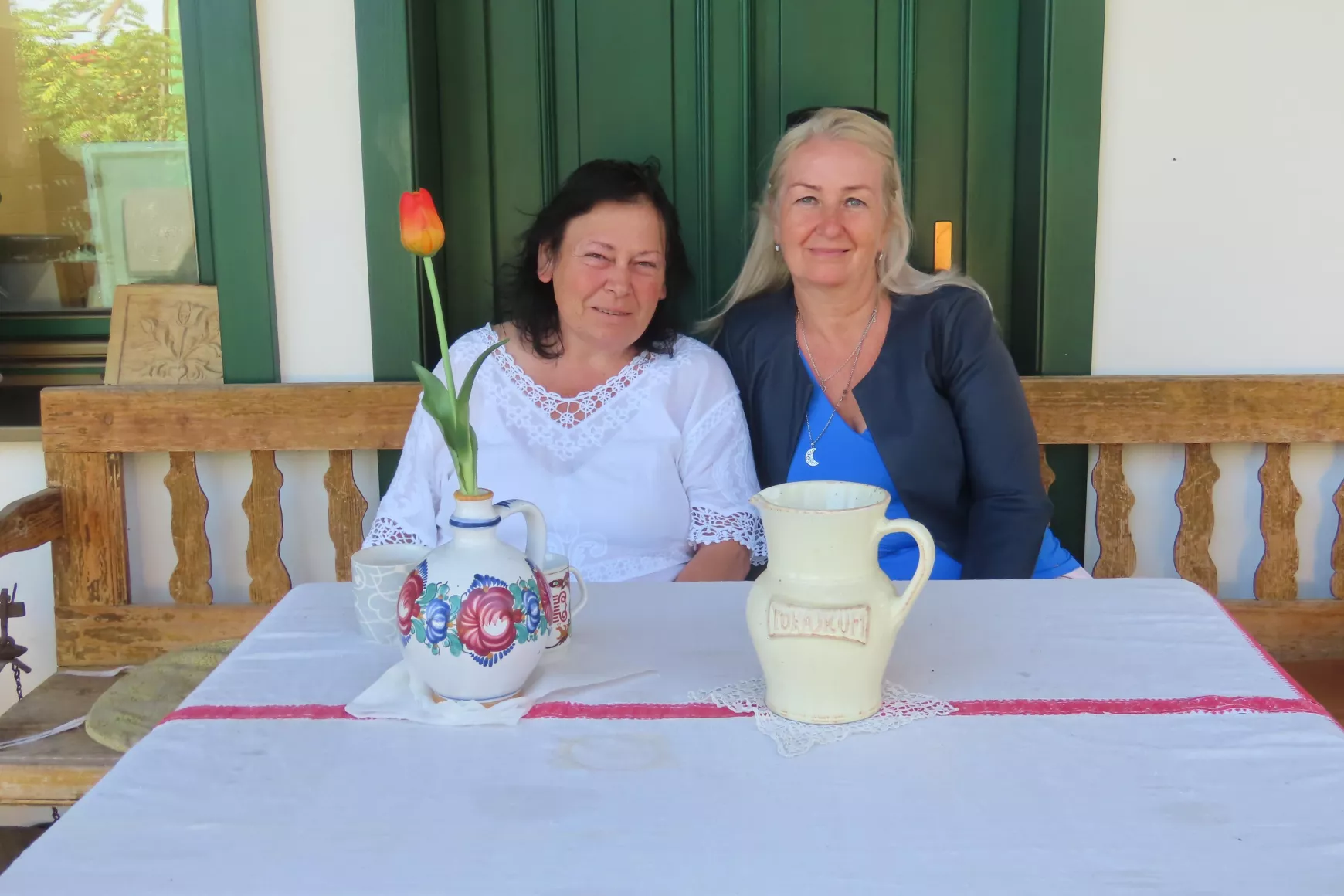 Dikácz Zsuzsanna tájházvezető és Cagala Silvia Szalka polgármestere