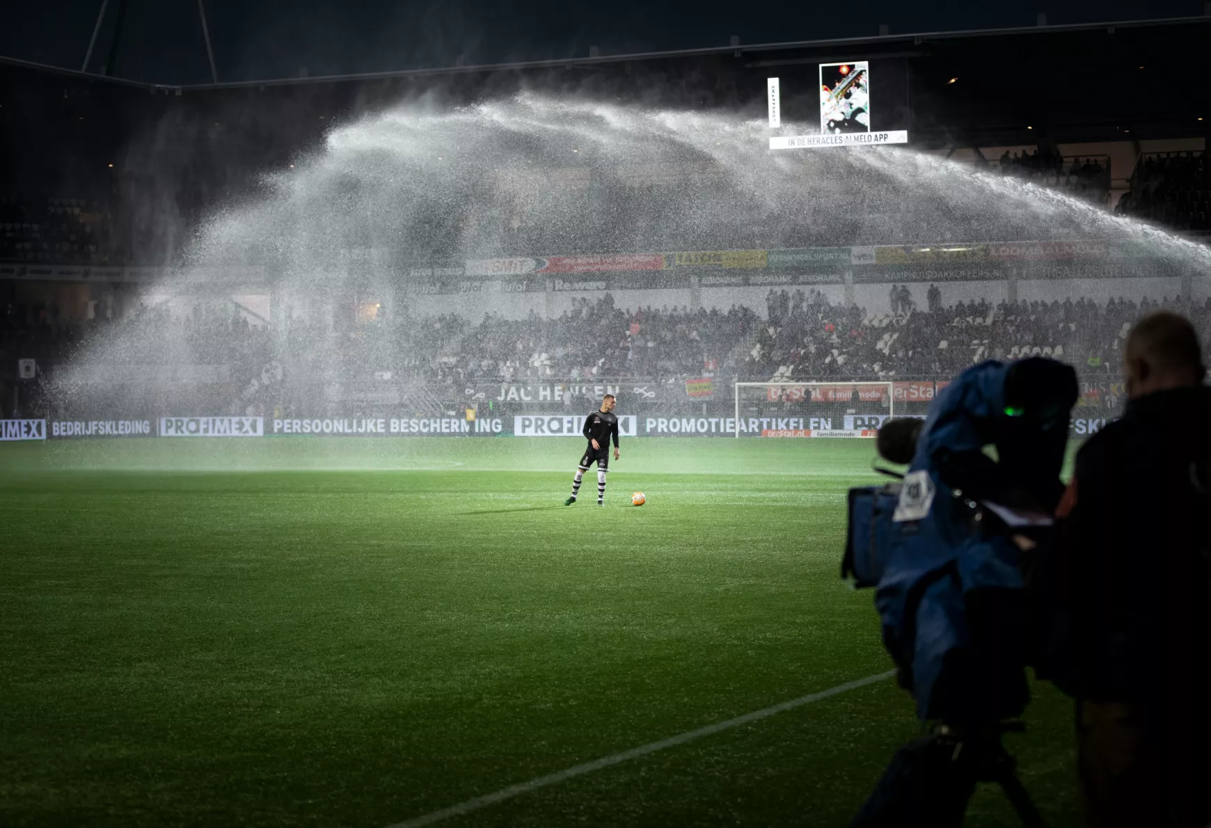 sportközvetítés - focipálya - illusztráció