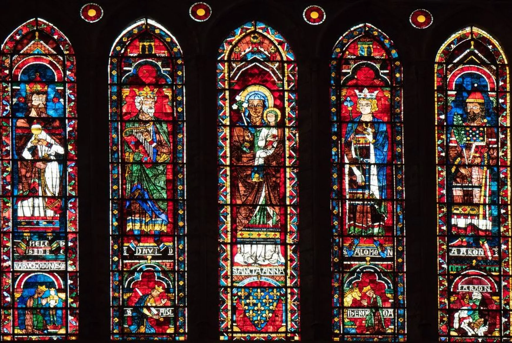 ólomüveg - üvegberakásos ablak a párizsi Notre Dame katedrálisban