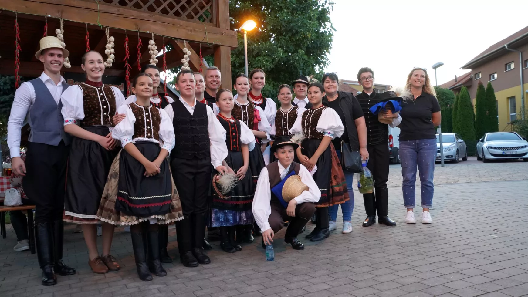 A Csiribiri és Hajnal néptáncegyüttesek