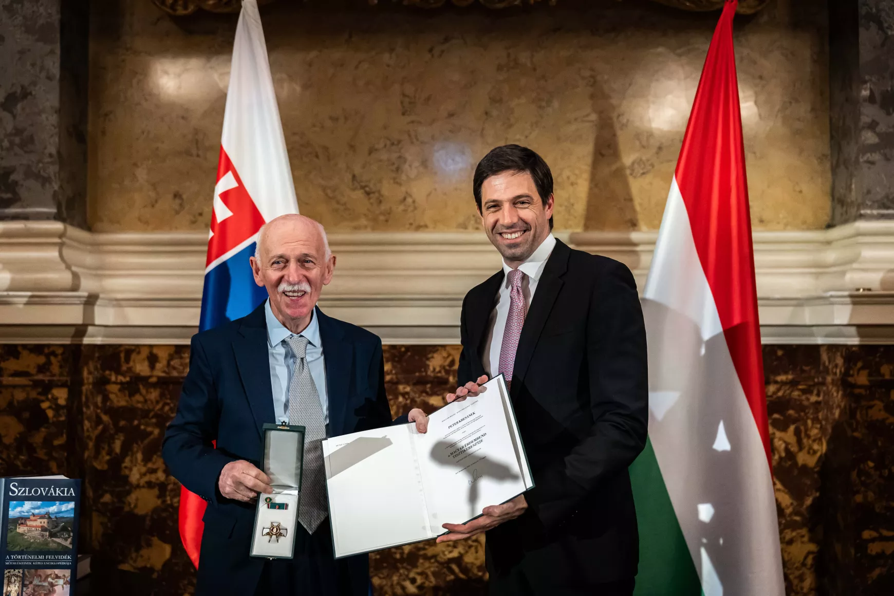 Peter Kresánek átveszi a Magyar Érdemrend Tisztikeresztjét