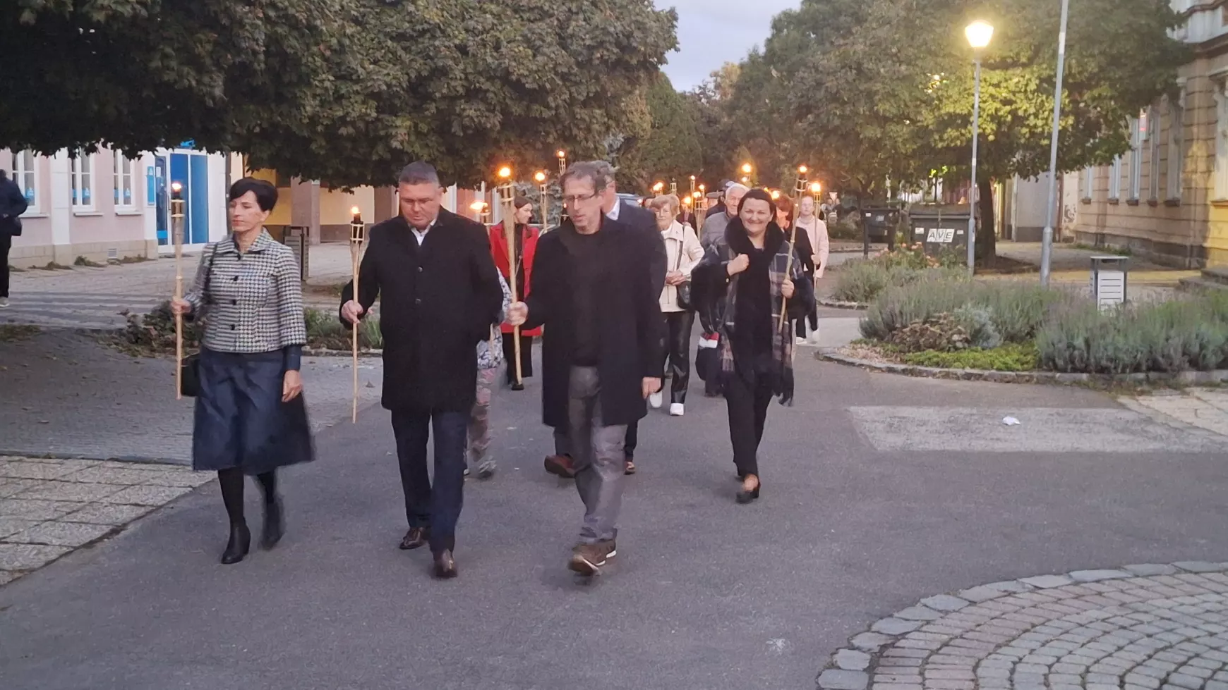 a-faklyas-menet-resztvevoi-kozepen-elol-orosz-csaba-somorja-polgarmestere