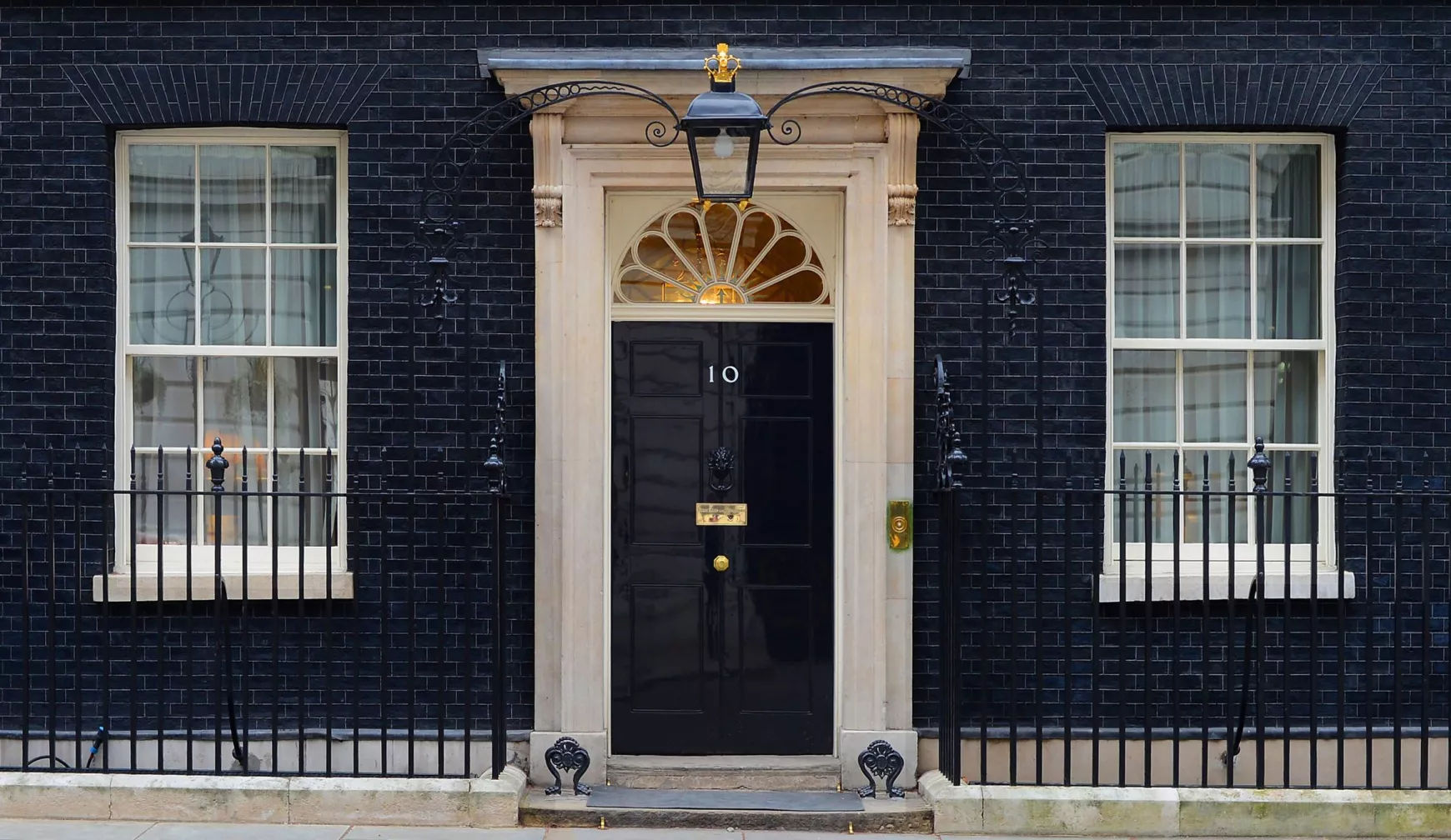 Downing street 10 - a mindekori brit kormányfő hivatalának épülete Londonban