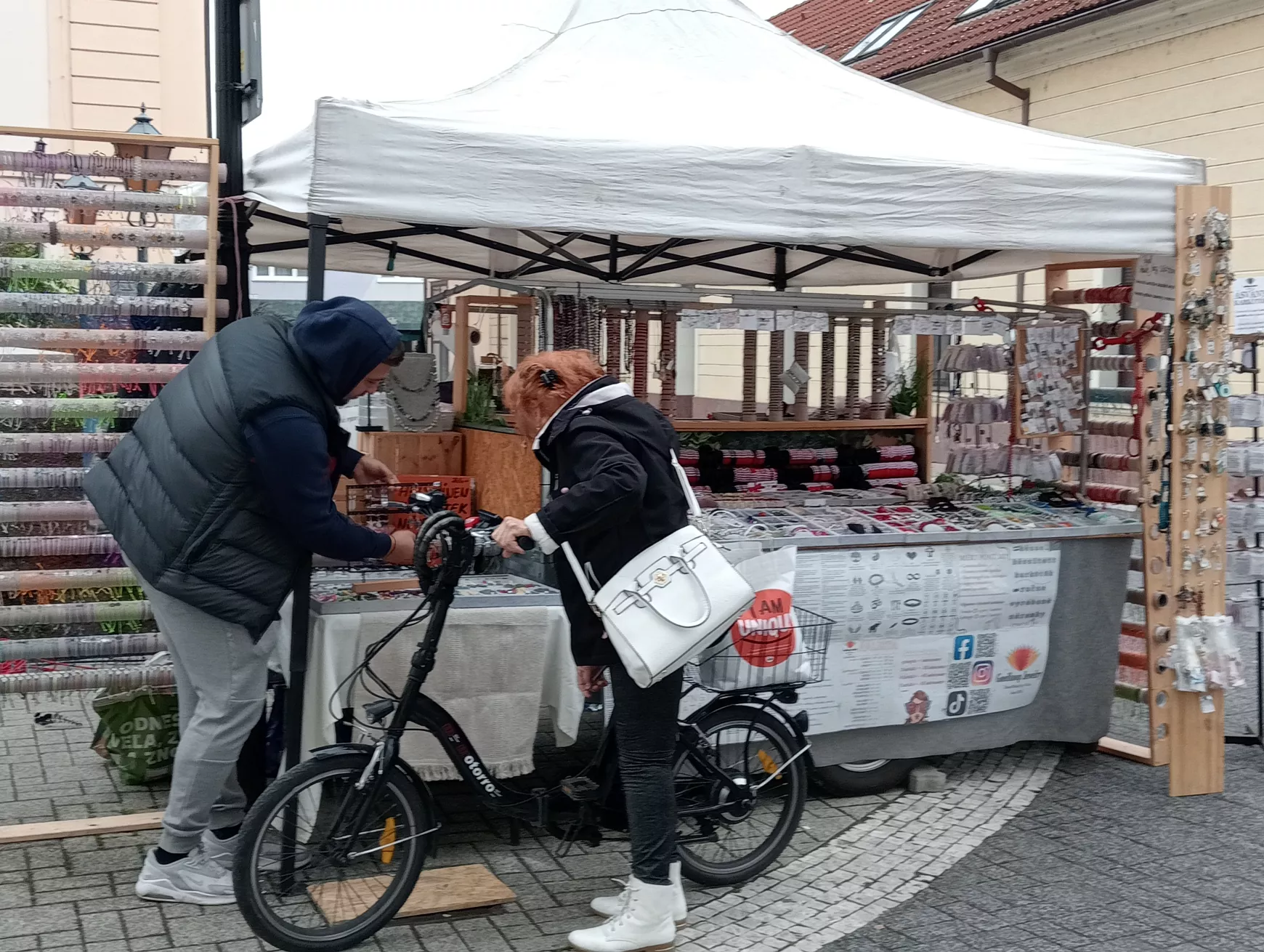 Elkezdődött a koncertekkel és kirakodóvásárral párosuló Komáromi Borkorzó - KÉPEKKEL