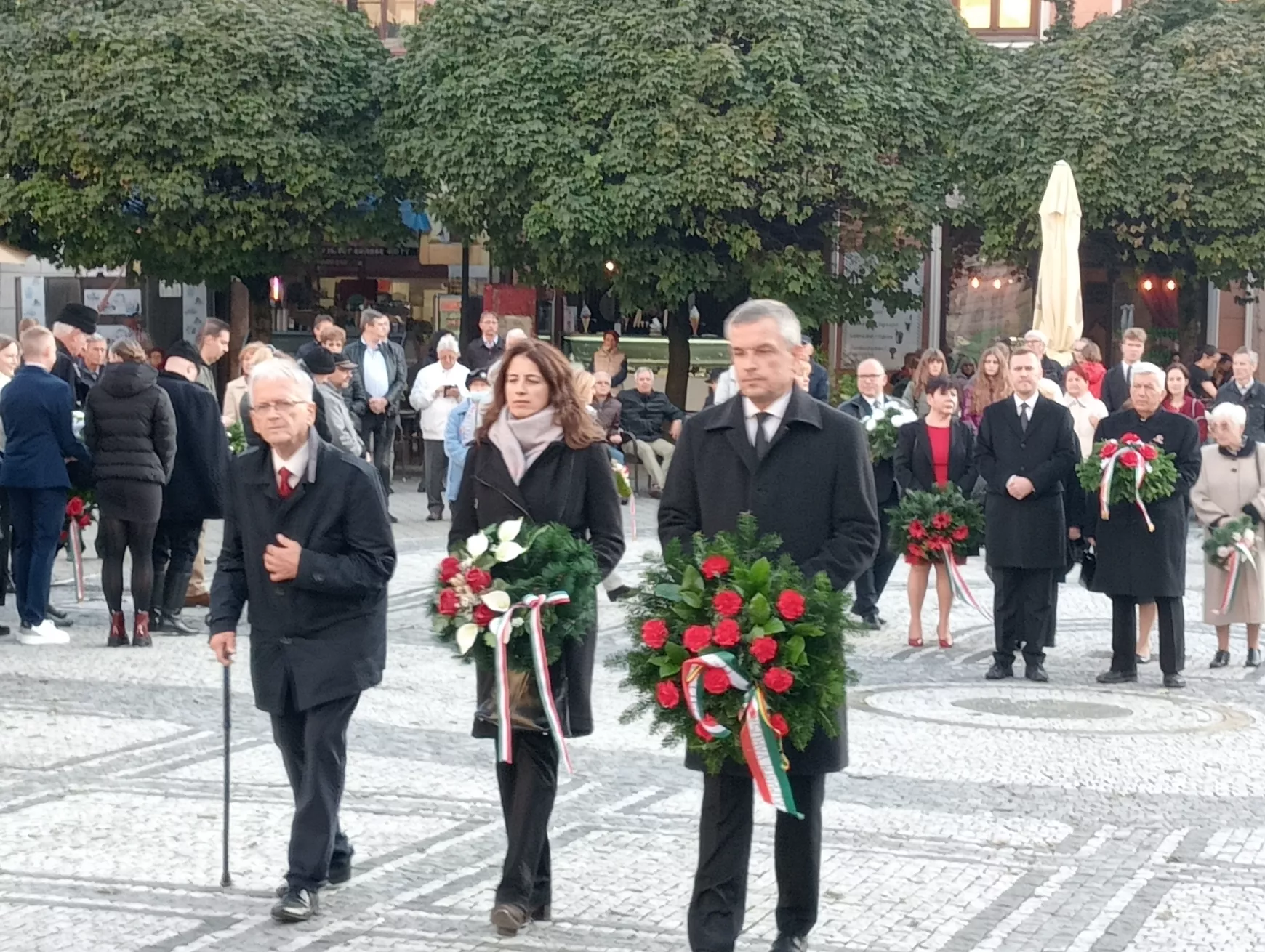 Gyásznapi megemlékezés Komáromban: erőt és motivációt kell kovácsolnunk a tragédiáinkból – KÉPEKKEL