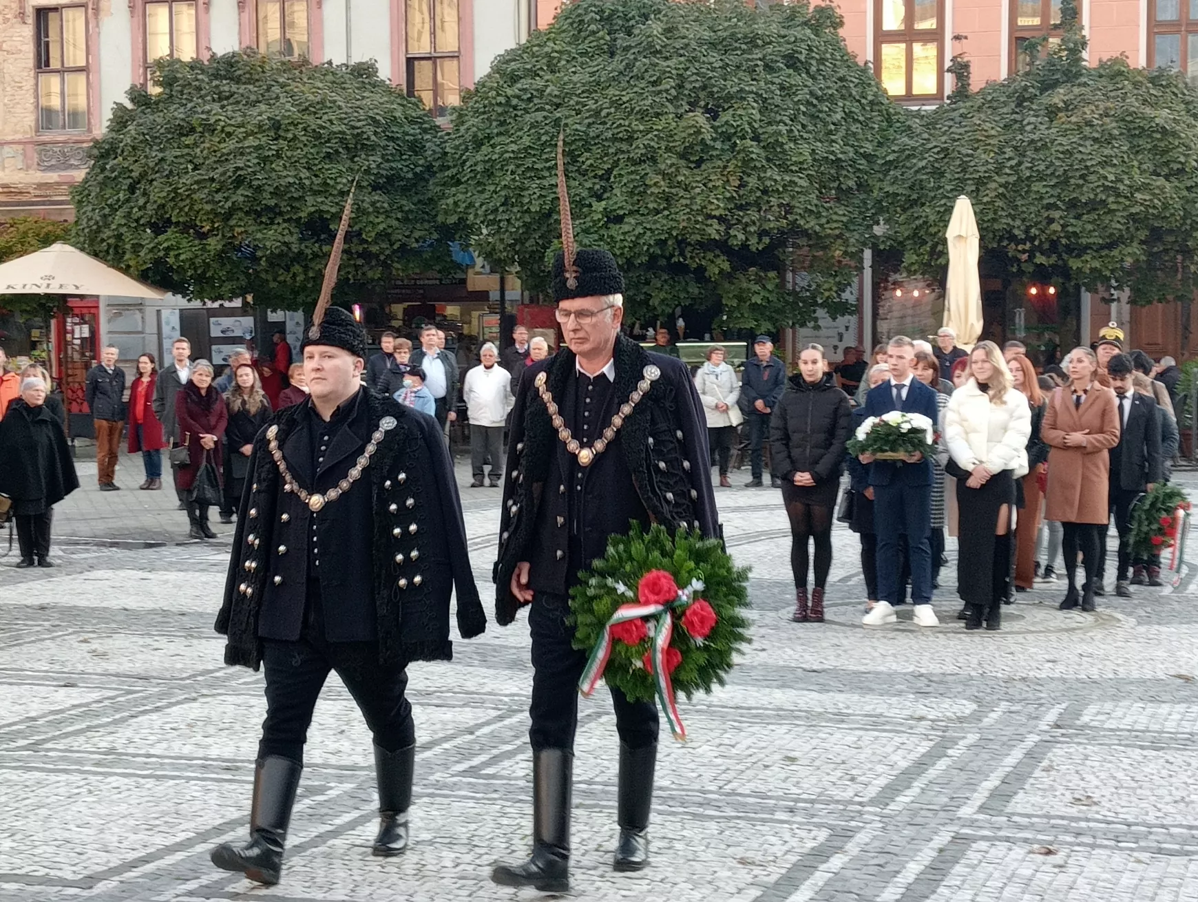 Gyásznapi megemlékezés Komáromban: erőt és motivációt kell kovácsolnunk a tragédiáinkból – KÉPEKKEL