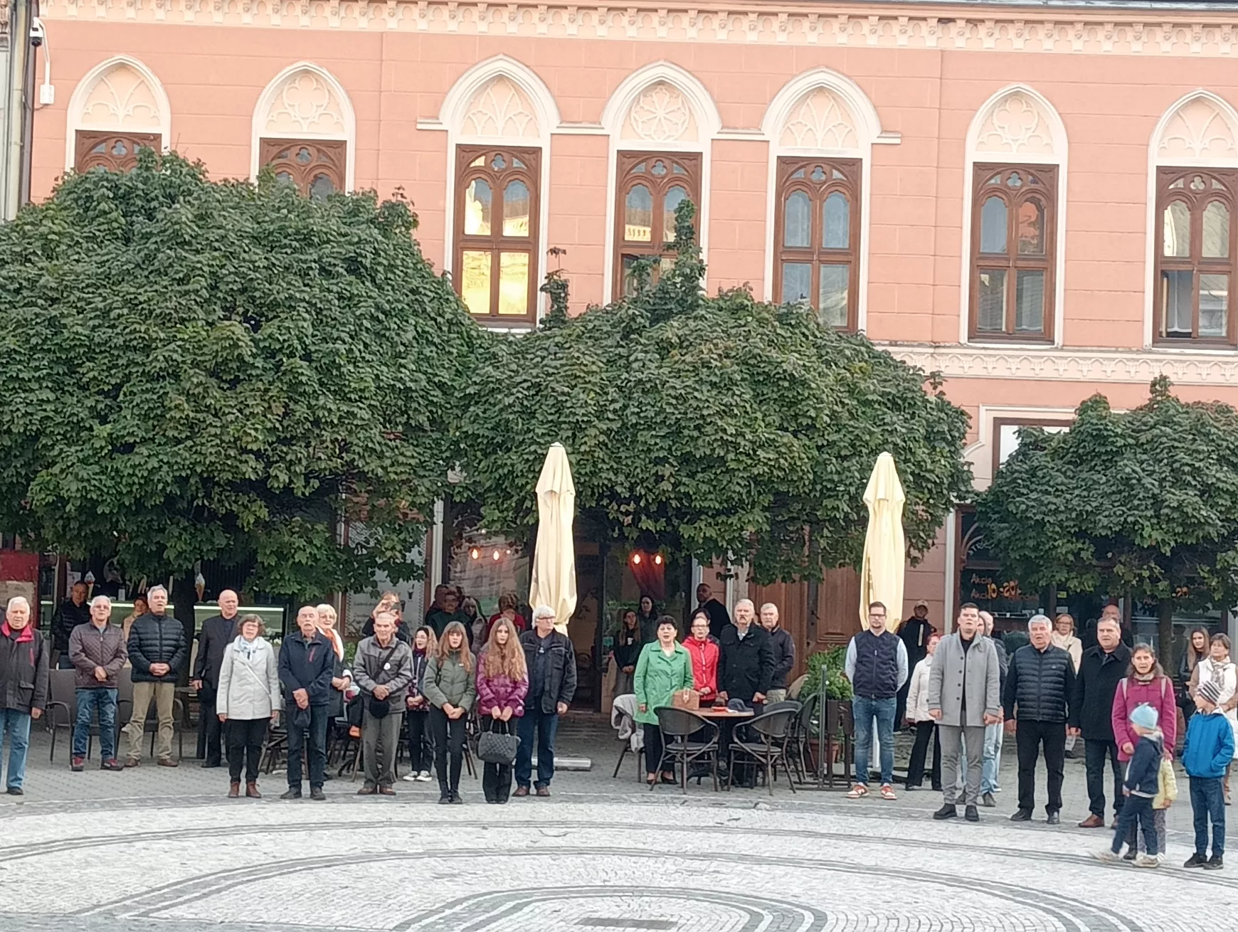 Gyásznapi megemlékezés Komáromban: erőt és motivációt kell kovácsolnunk a tragédiáinkból – KÉPEKKEL