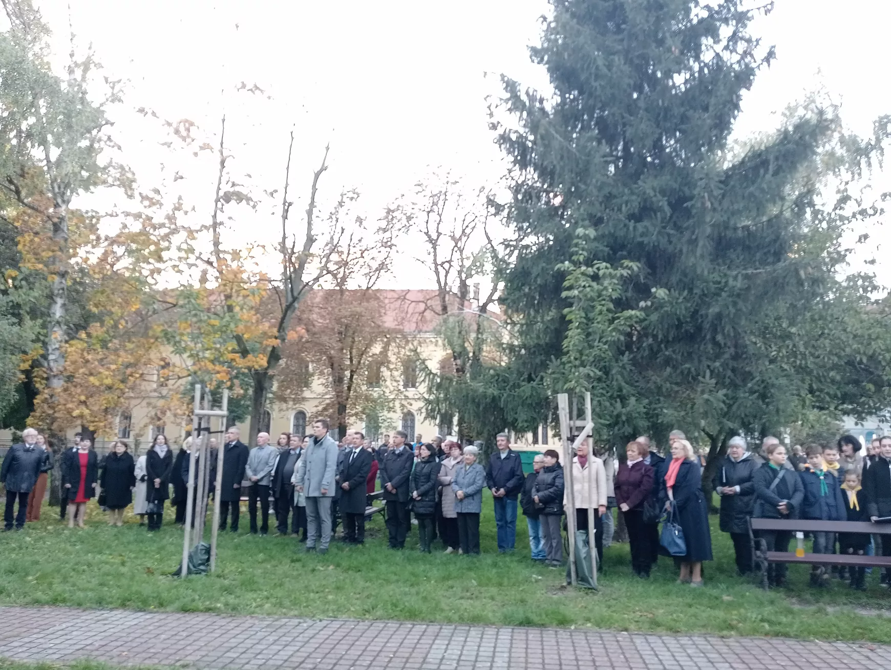 Gyásznapi megemlékezés Komáromban: erőt és motivációt kell kovácsolnunk a tragédiáinkból – KÉPEKKEL