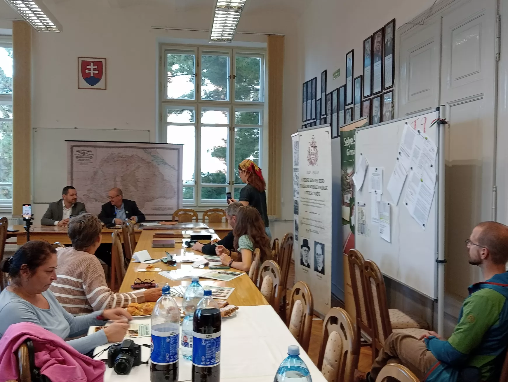 Legyünk büszkék a gyökereinkre! – a Selye gimiben tartották a bencés emlékév „világi” megnyitóját – KÉPEKKEL