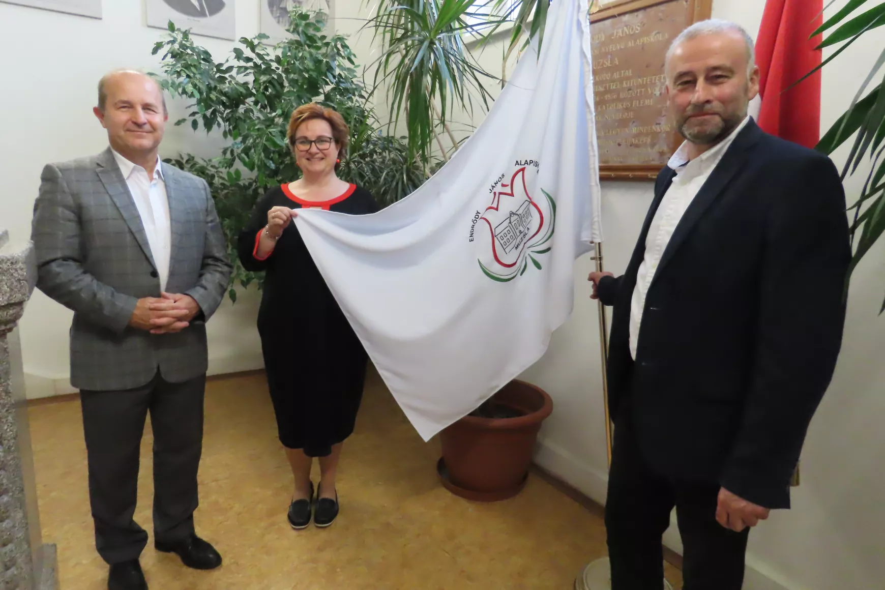 Farkas Iván Muzsla polgármestere, Fundárek Szilvia igazgatóhelyettes, Ölveczki Árpád igazgató