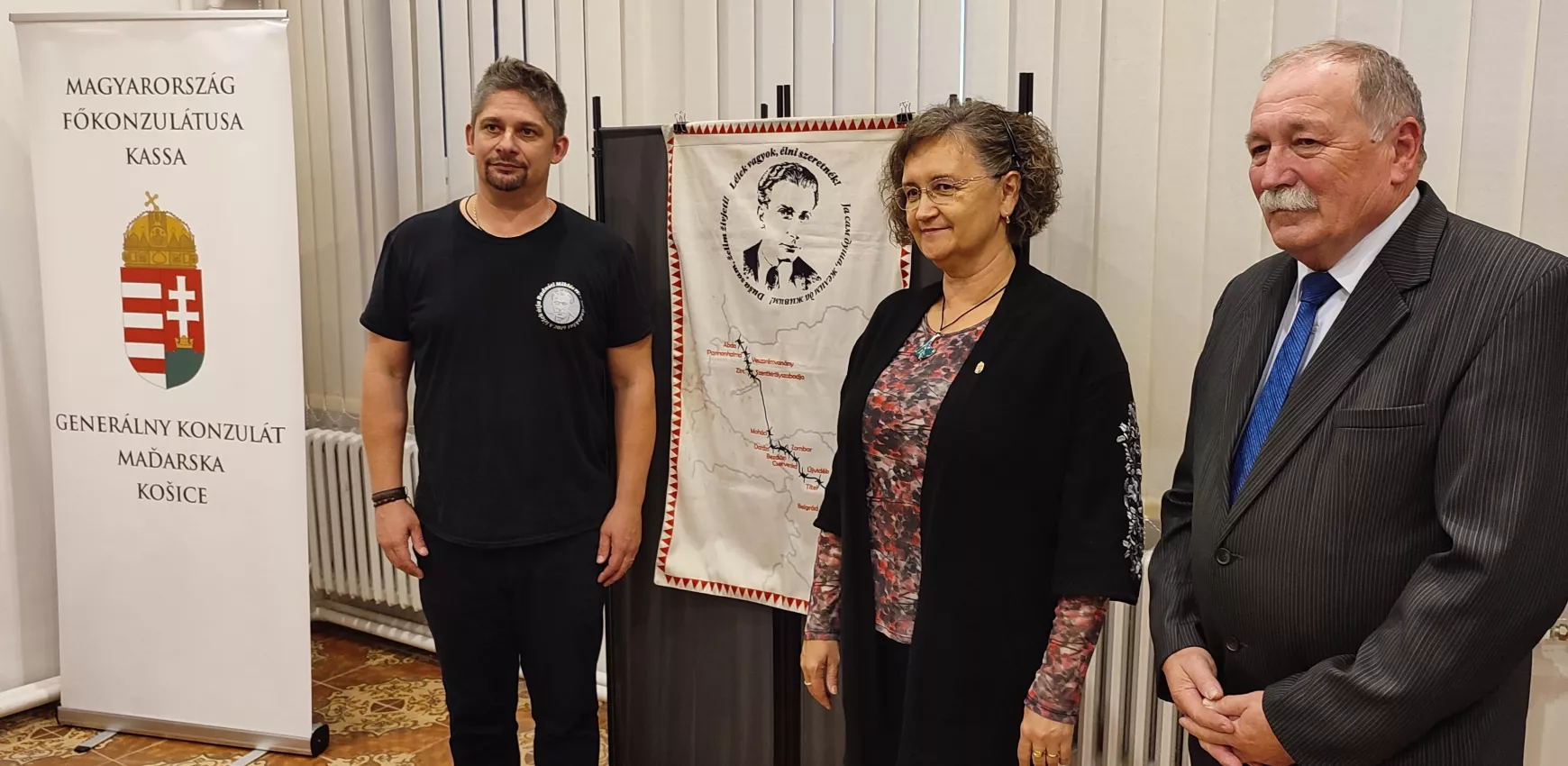 A nagytárkányi előadáson - Hetey Ágota főkonzul, jobbján az előadóművésszel, balra Kopasz József polgárme