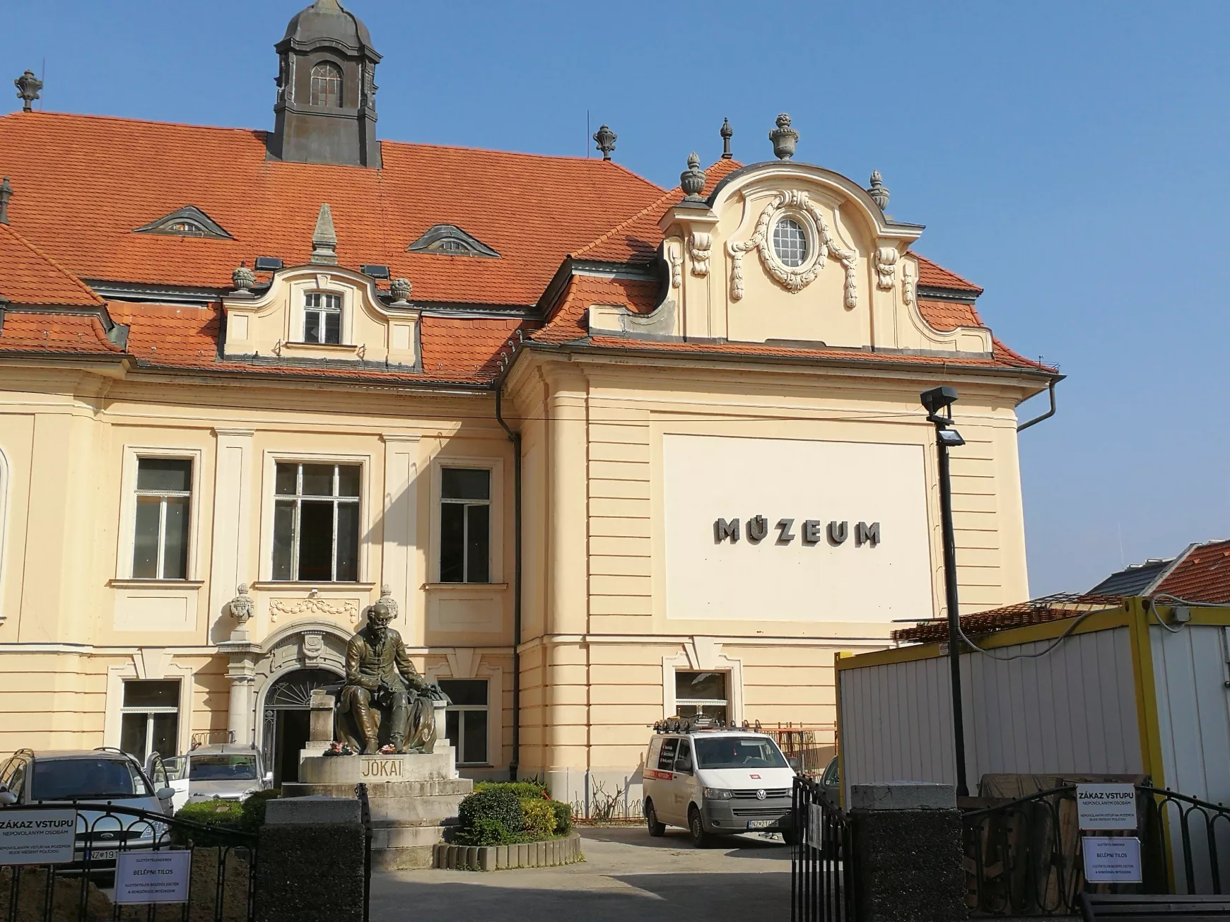 Múzeum- és iskolafelújításról, pénzkérdésekről egy komáromi sajtótájékoztatón - KÉPEKKEL