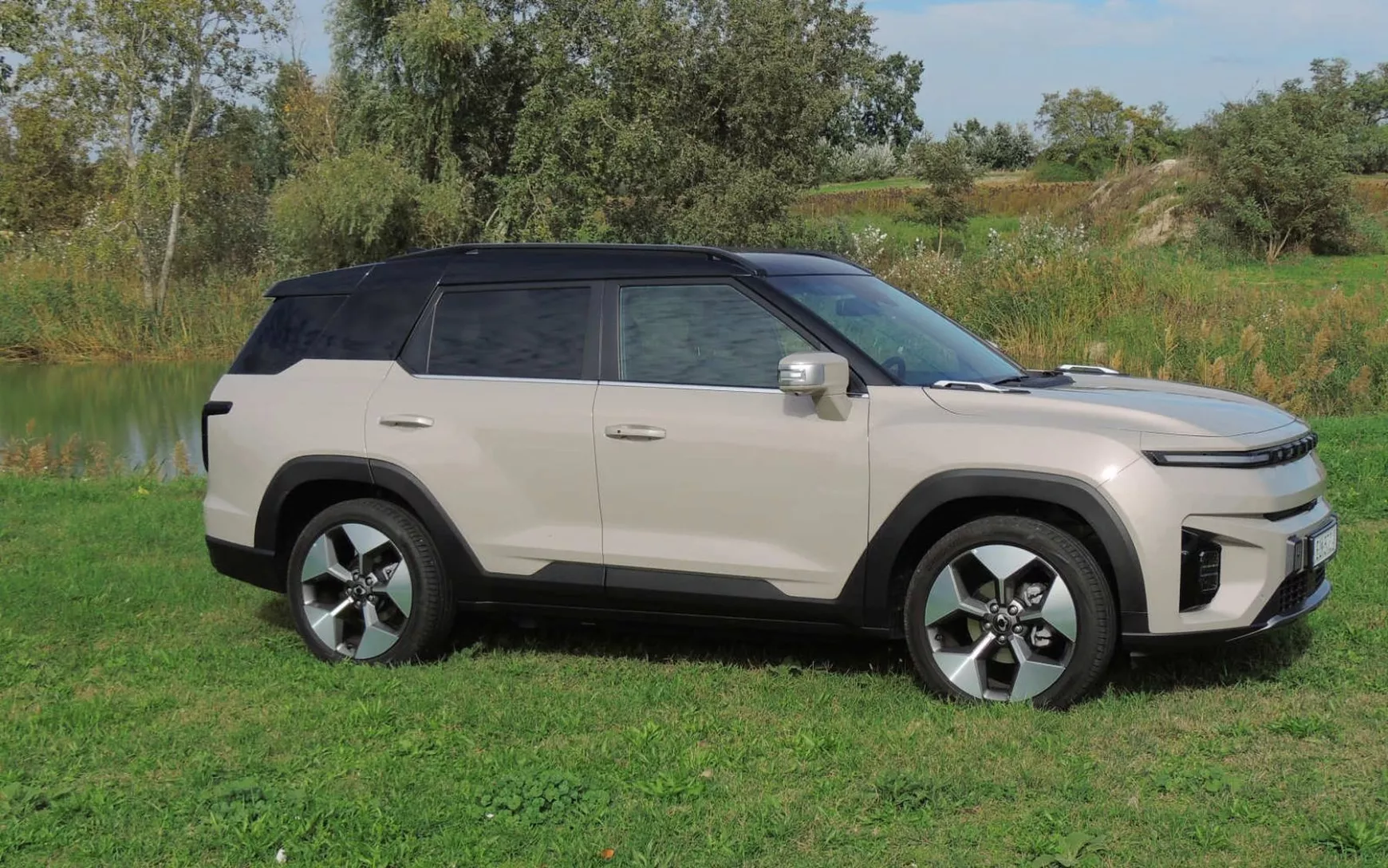 SsangYong Torres EVX 
