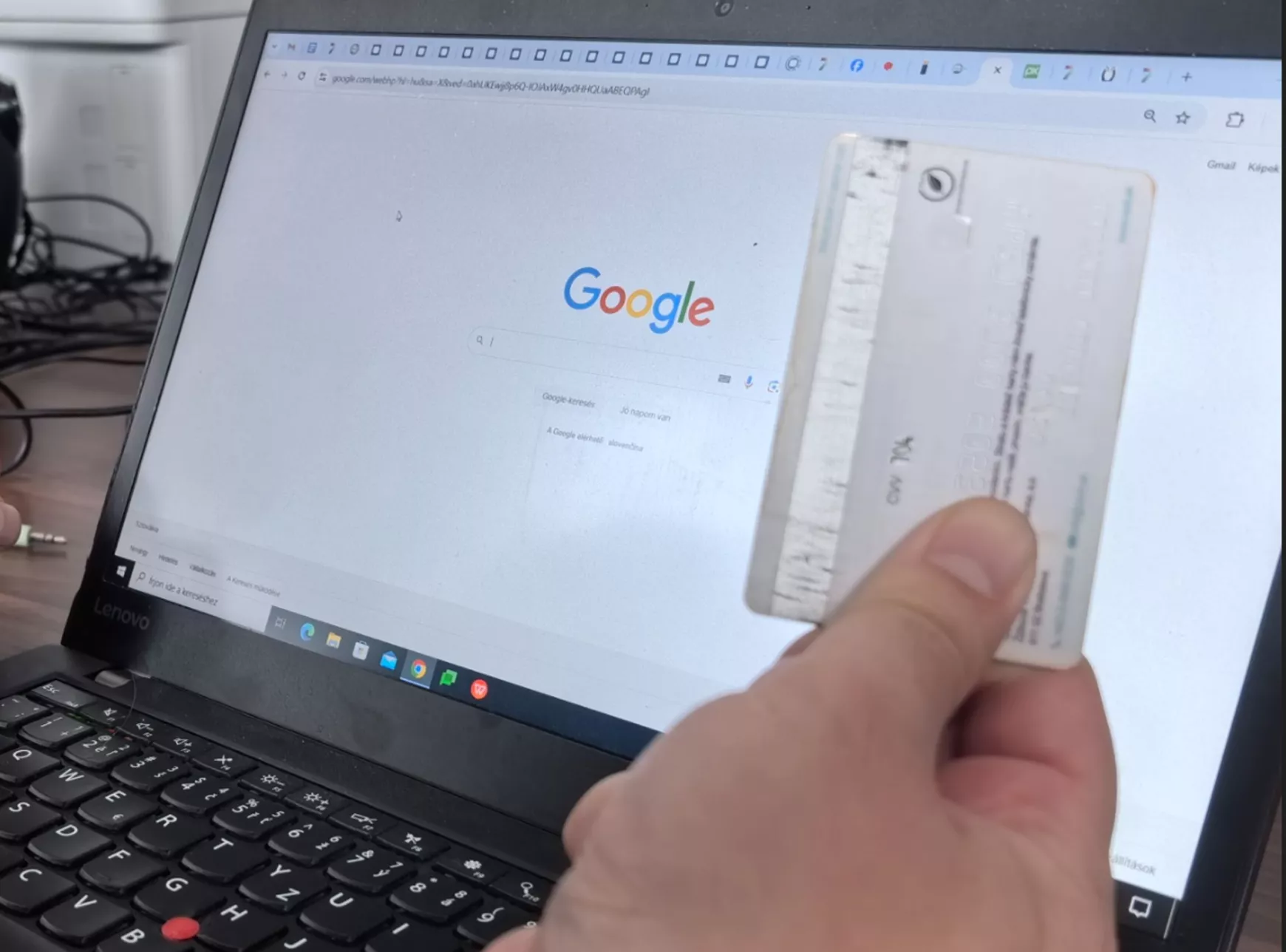 számítógép - bankkártya - internetes csalások - illusztráció