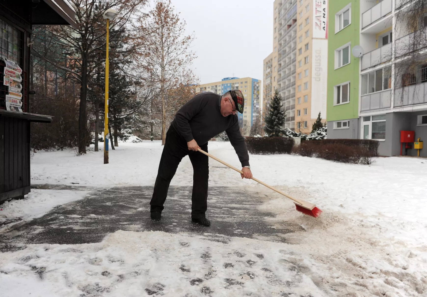 Kassa, tél, hó, hóeltakarítás, járda, téli karbantartás