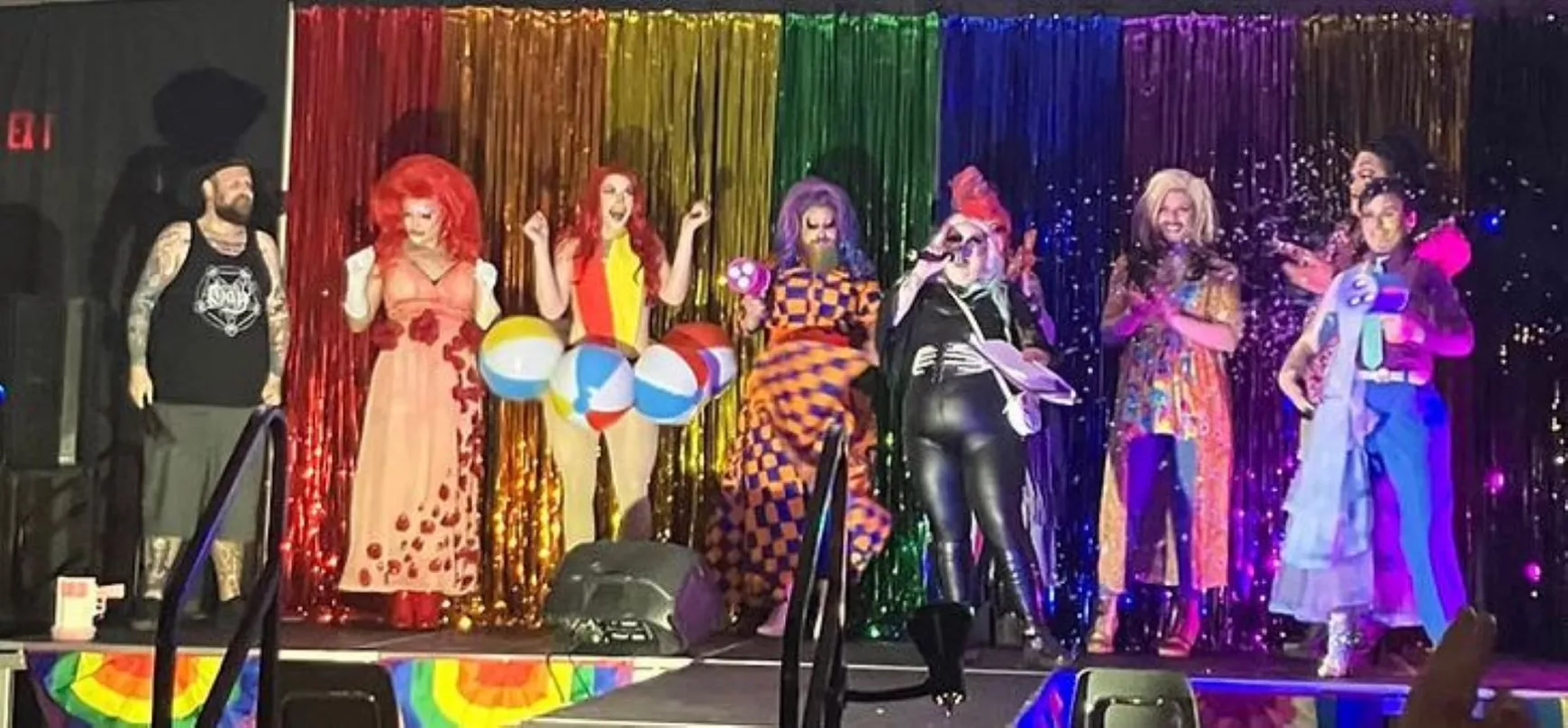 A Borderland Pride nevet viselő 2SLGBTQIA+ szervezet által népszerűsített Drag show