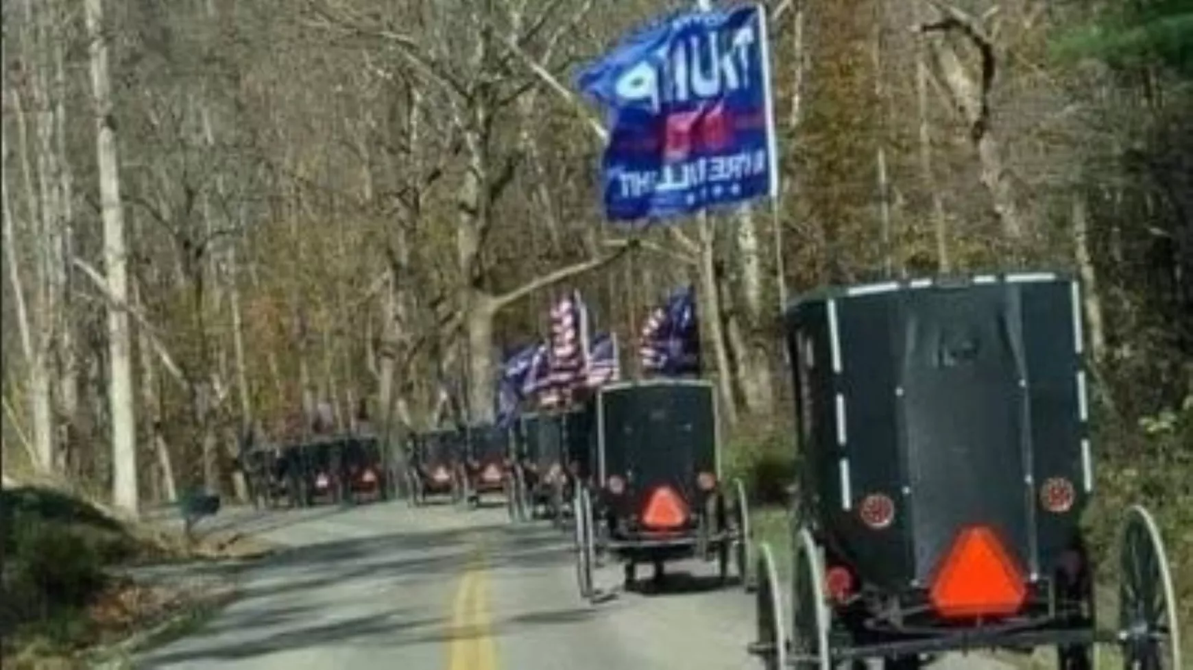 Amis választók hagyományos kocsikon és Trumpos zászlóval