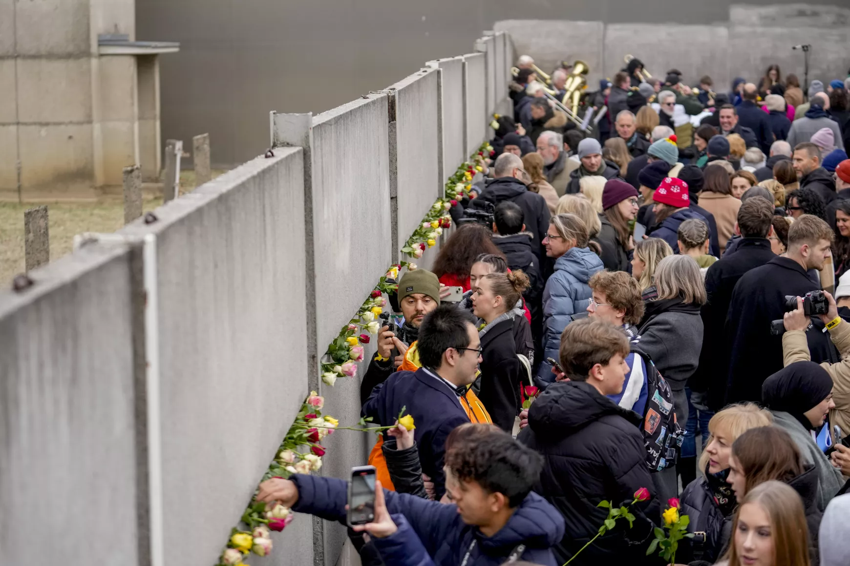 berlini fal - 35 éves leomlásának évfordulója