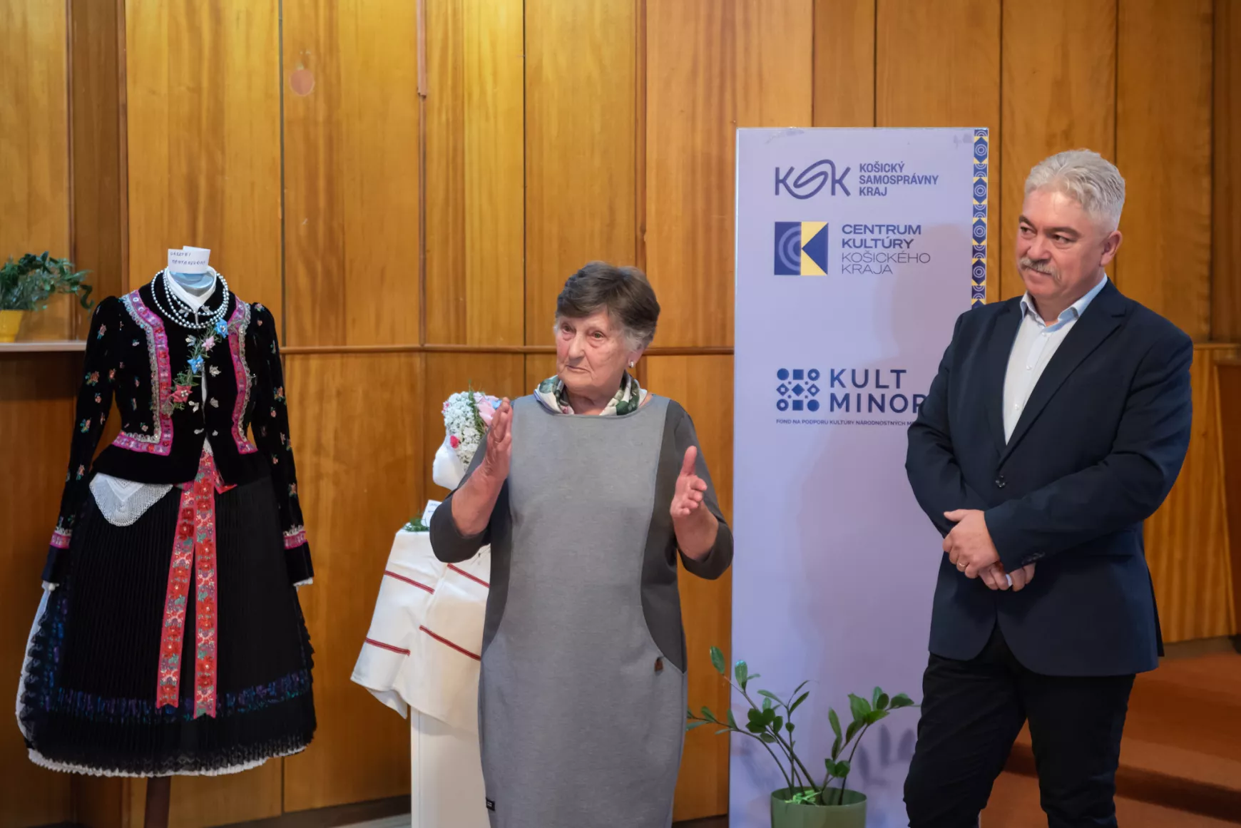 Szepsi, párta, menyasszonyi fejviselet, Feltettík a rozmaring koszorút