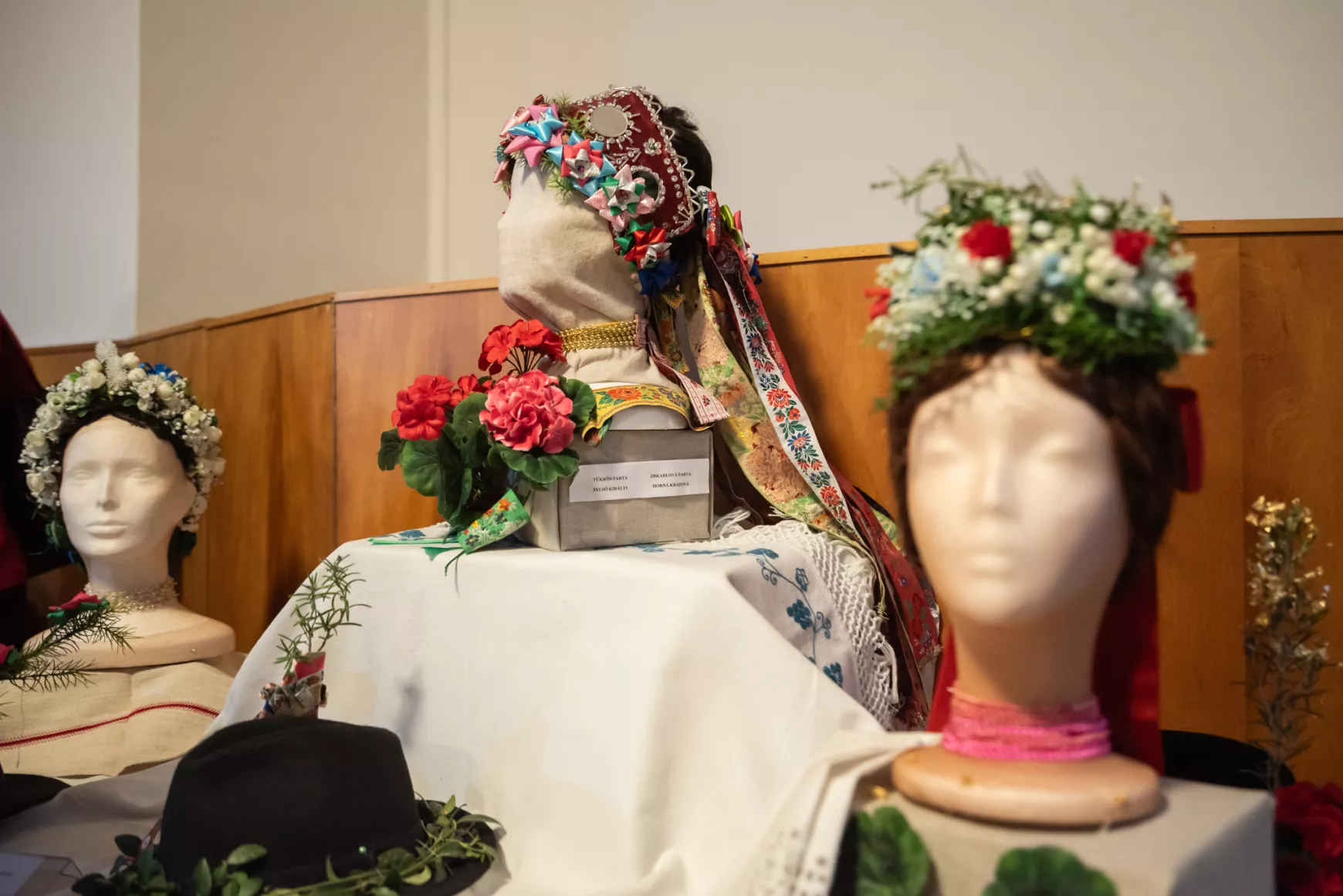 Szepsi, párta, menyasszonyi fejviselet, Feltettík a rozmaring koszorút