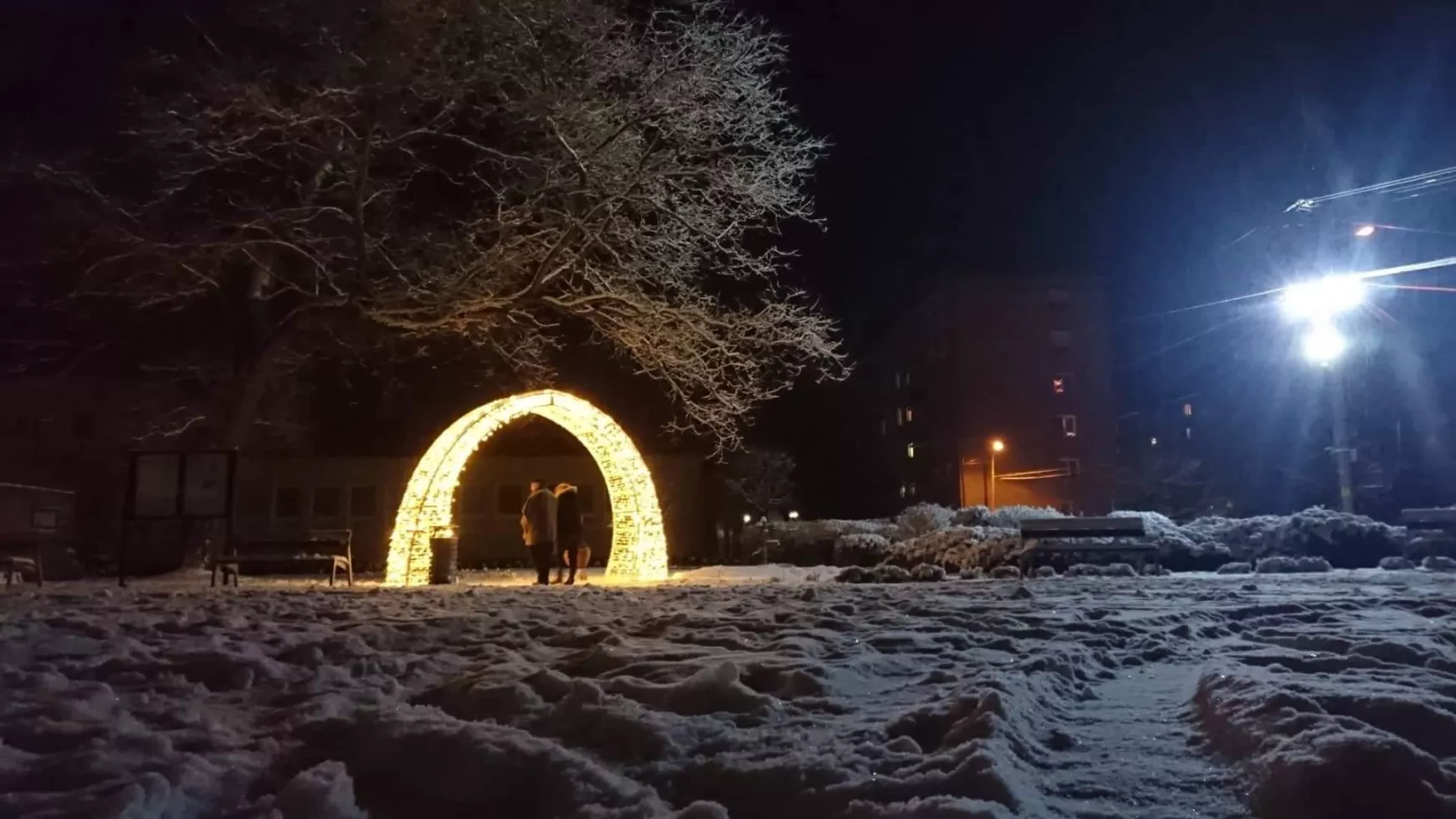fenykapu_a_templom_elott_foto_fulek_varos_fb