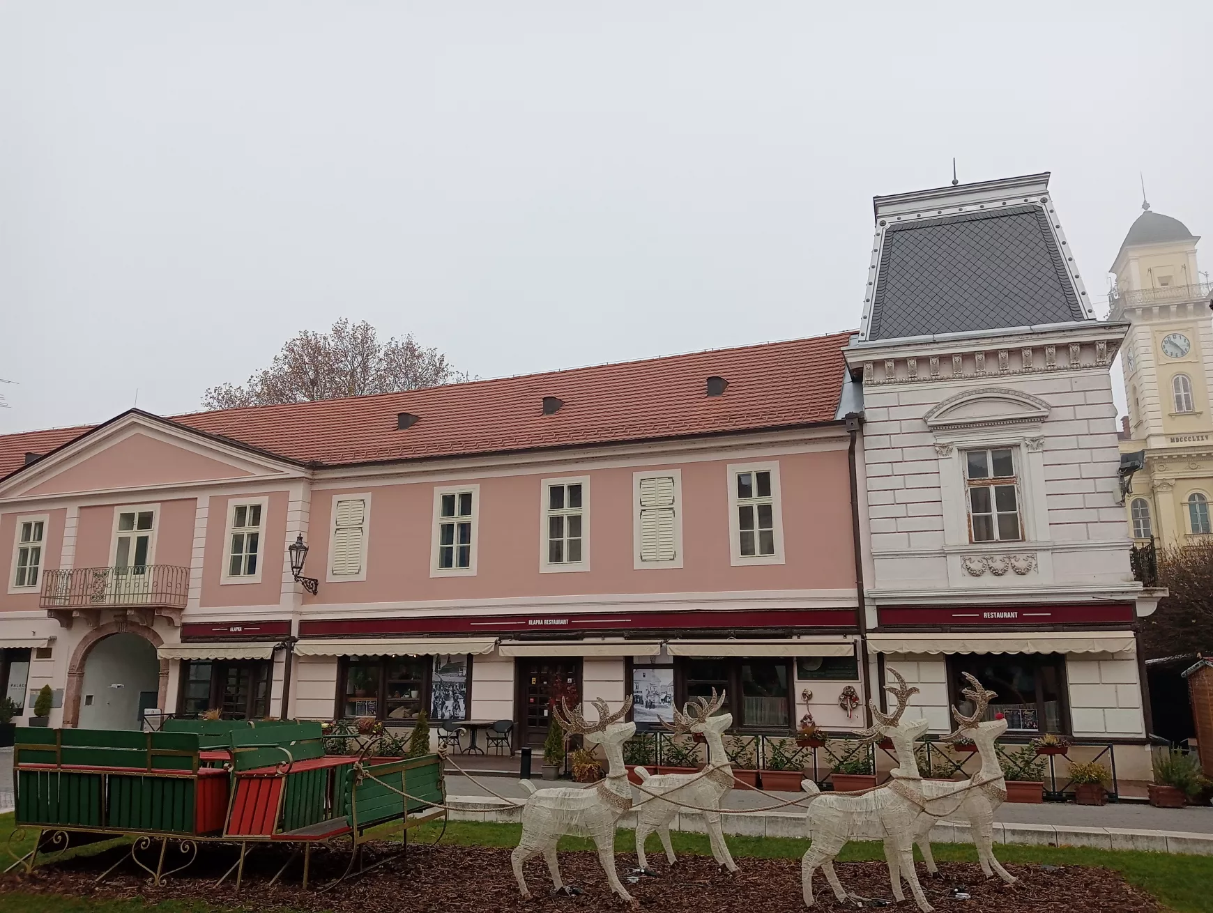 Áll már a város karácsonyfája, pénteken kezdődik az ünnepváró műsorözön Komáromban – KÉPEKKEL