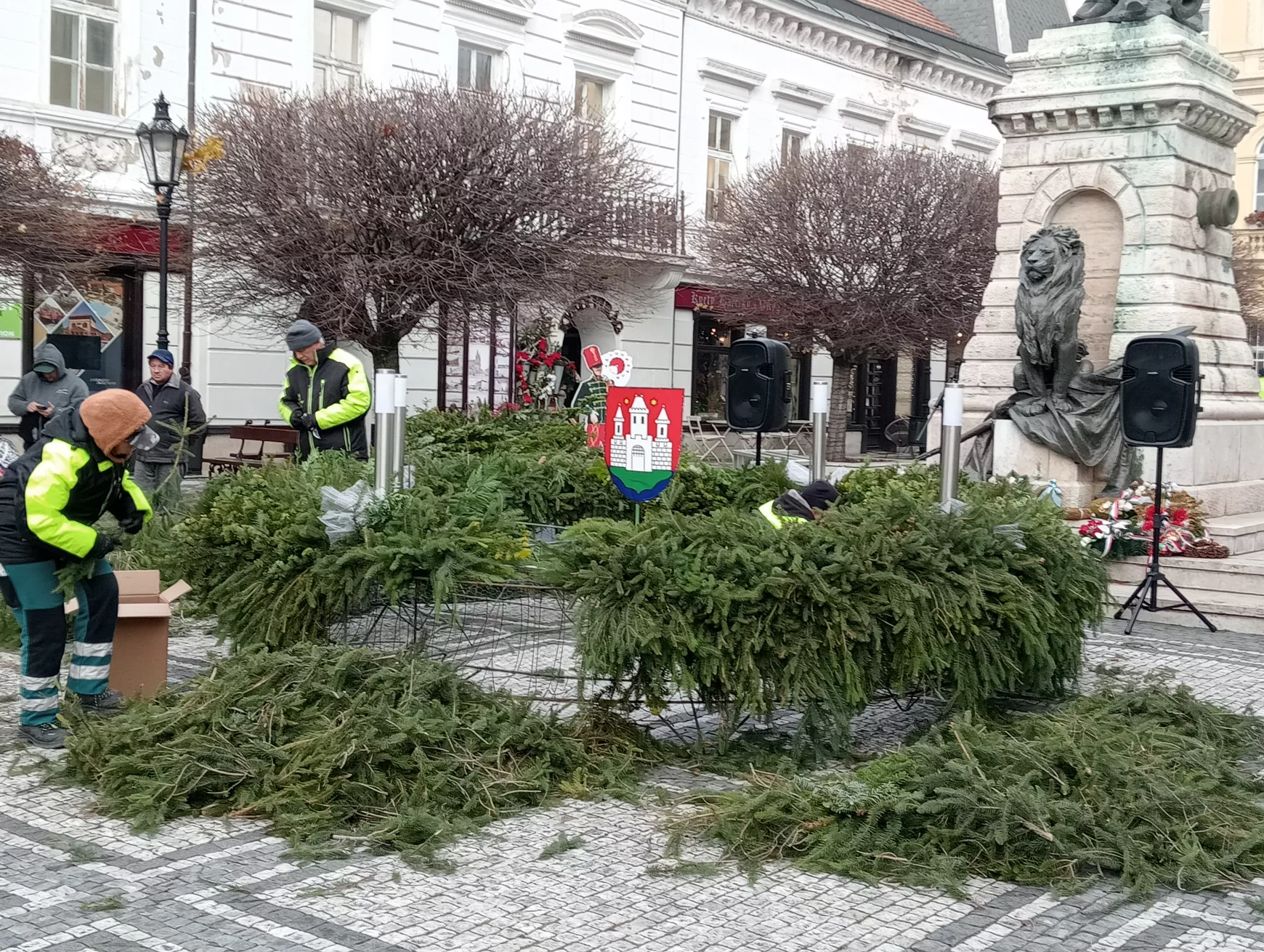 Áll már a város karácsonyfája, pénteken kezdődik az ünnepváró műsorözön Komáromban – KÉPEKKEL