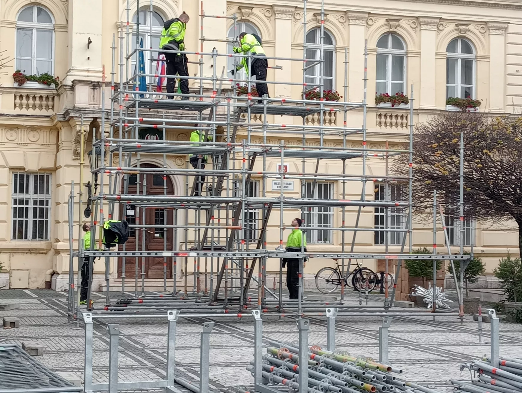 Áll már a város karácsonyfája, pénteken kezdődik az ünnepváró műsorözön Komáromban – KÉPEKKEL
