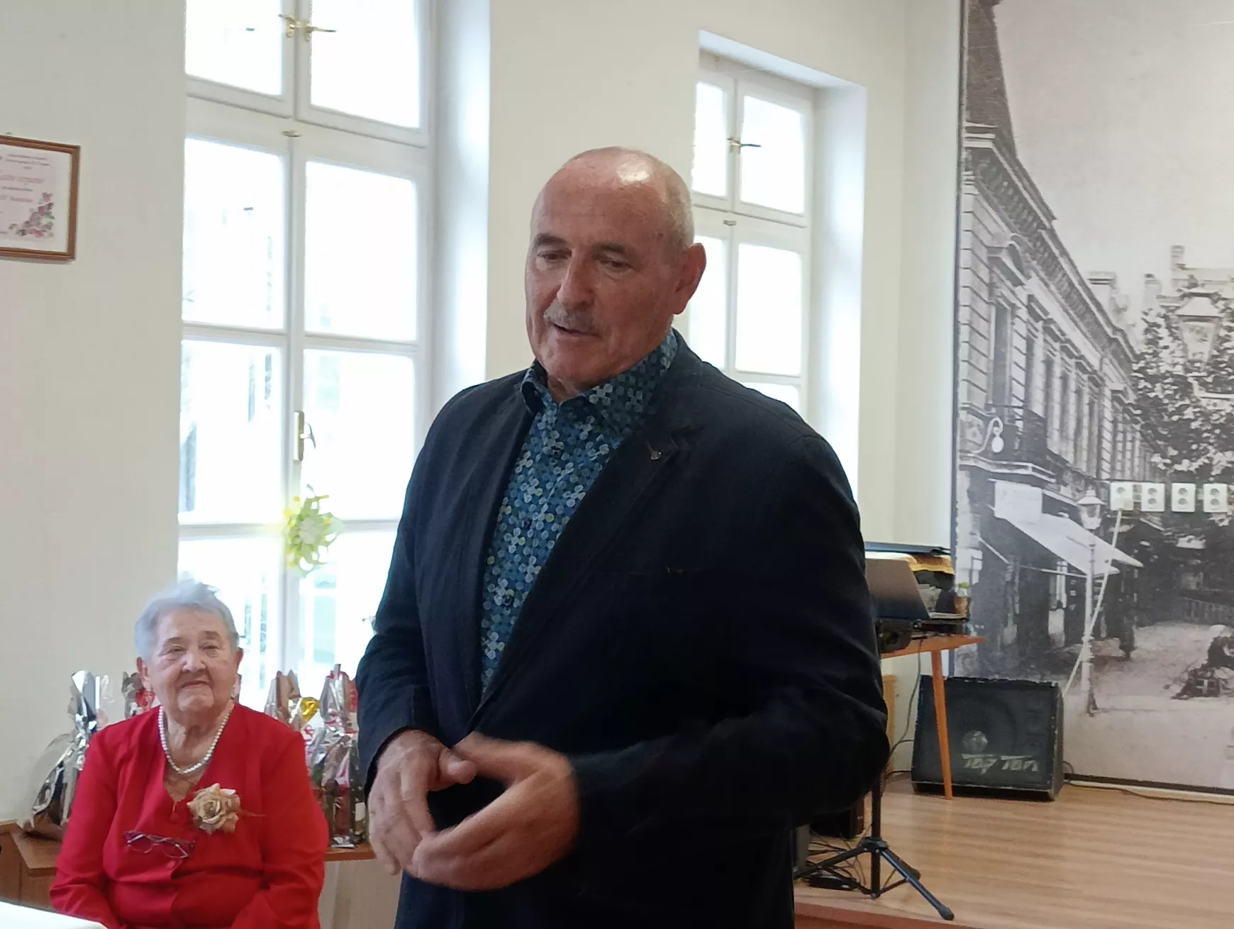 Közösségkovácsoló jubilánsköszöntés a komáromi „örökifiklubban“ - KÉPEKKEL