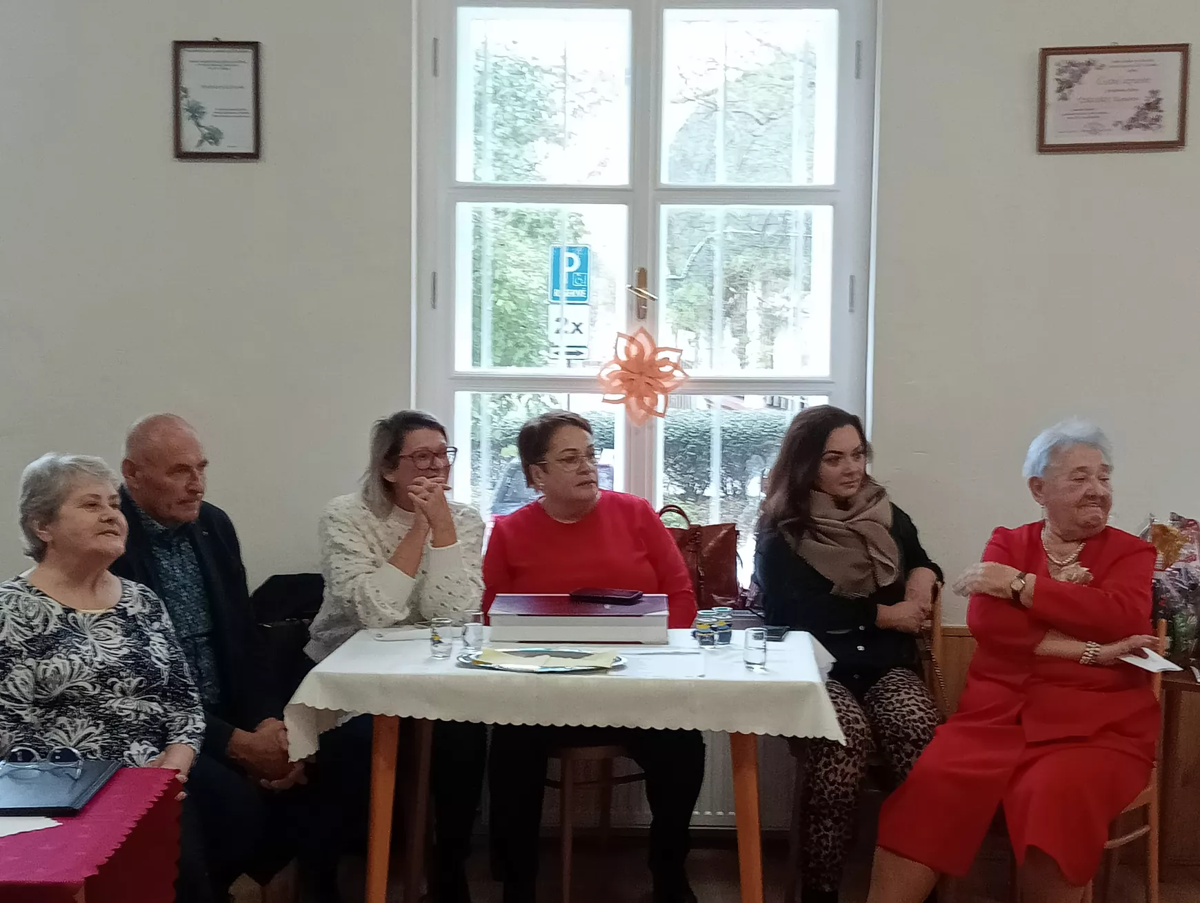 Közösségkovácsoló jubilánsköszöntés a komáromi „örökifiklubban“ - KÉPEKKEL