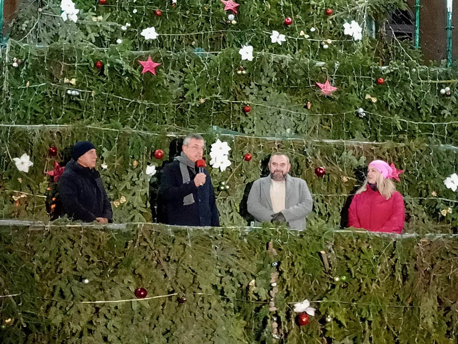 Advent Komáromban: örömködős nyitány az aranytorkú Radics Gigivel – TELJES MŰSORRAL ÉS KÉPEKKEL