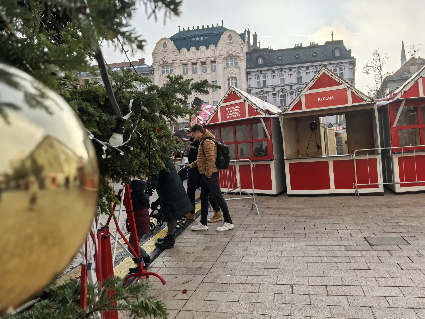 A pozsonyi karácsonyi vásár előkészületei 2024 novemberében