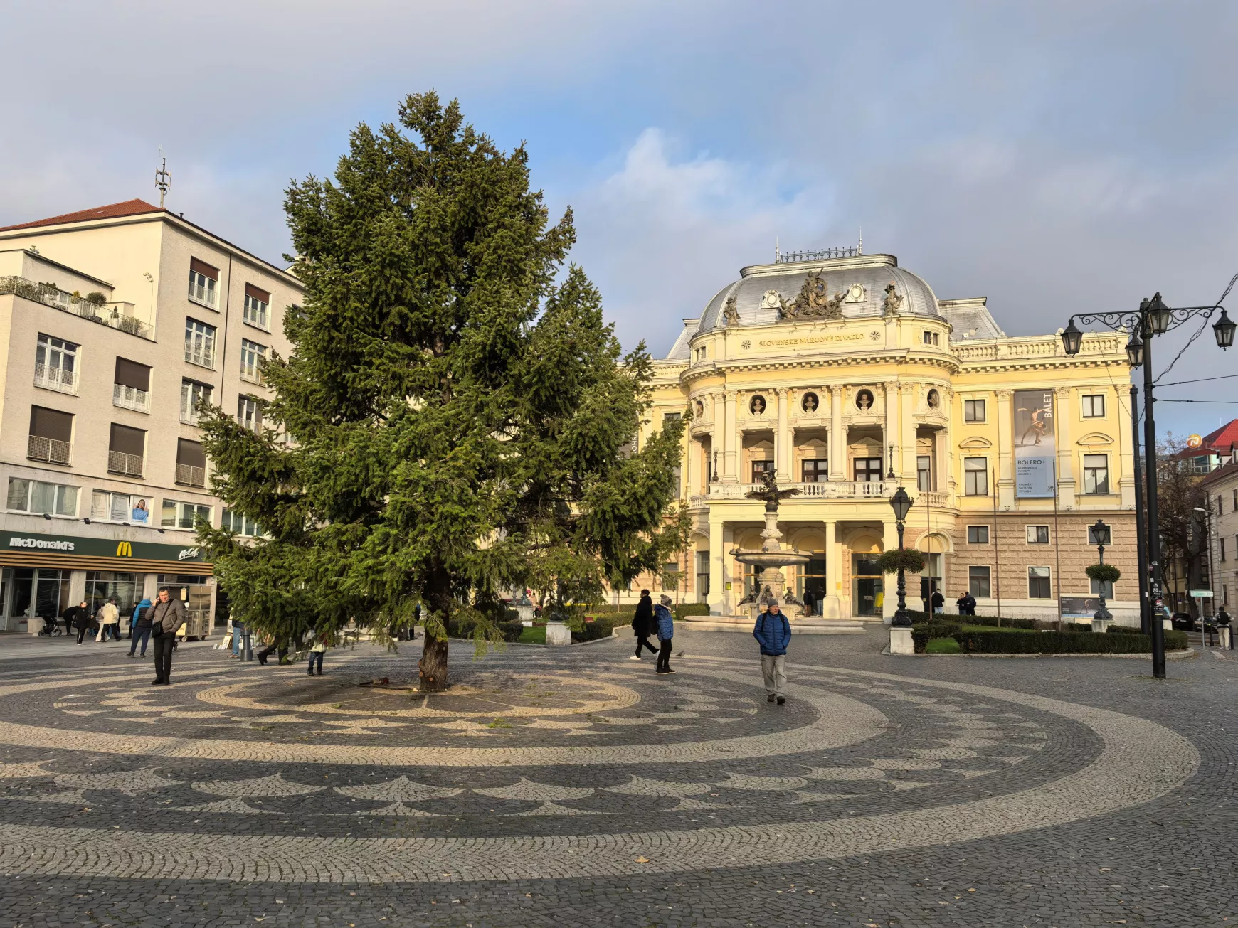 A pozsonyi karácsonyi vásár előkészületei 2024 novemberében