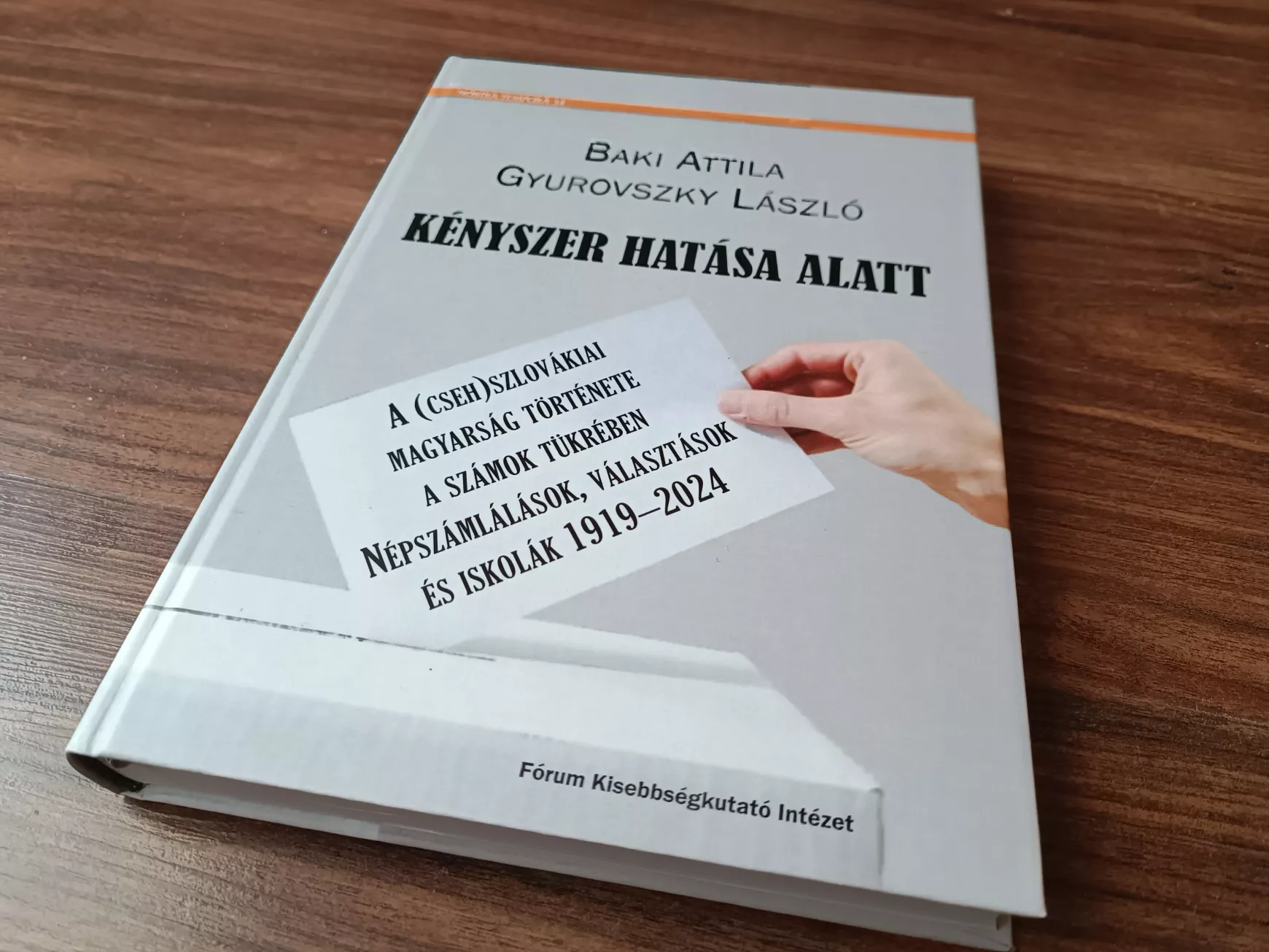Kényszer hatása alatt - könyv 