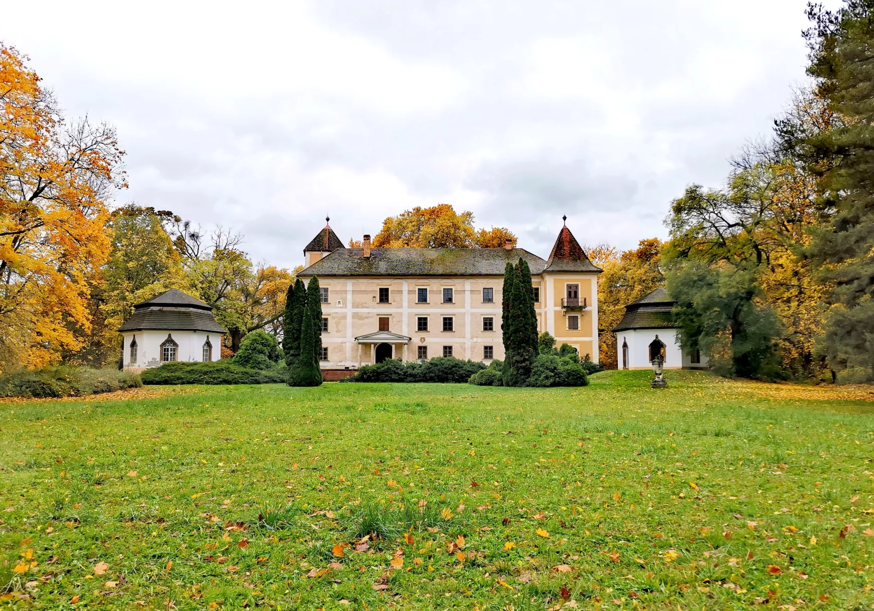Khuen-Héderváry kastély hátulró