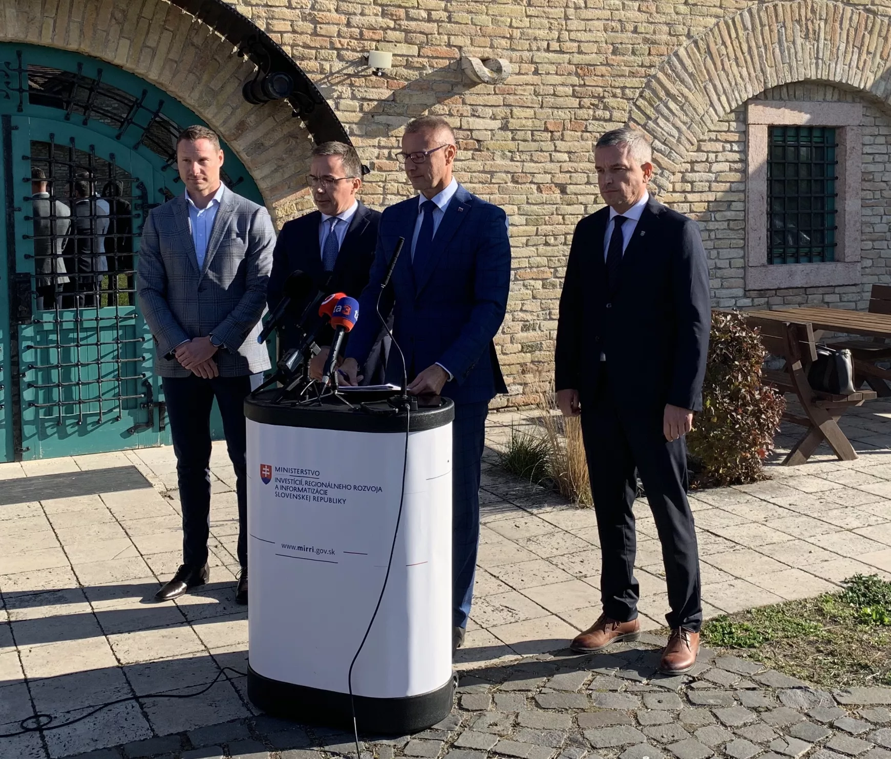 Keszegh Béla (j) komáromi polgármester, Richard Raši beruházásokért felelős miniszter, Erik Tomáš munkaügyi miniszter és Erik Vlček parlamenti képviselő
