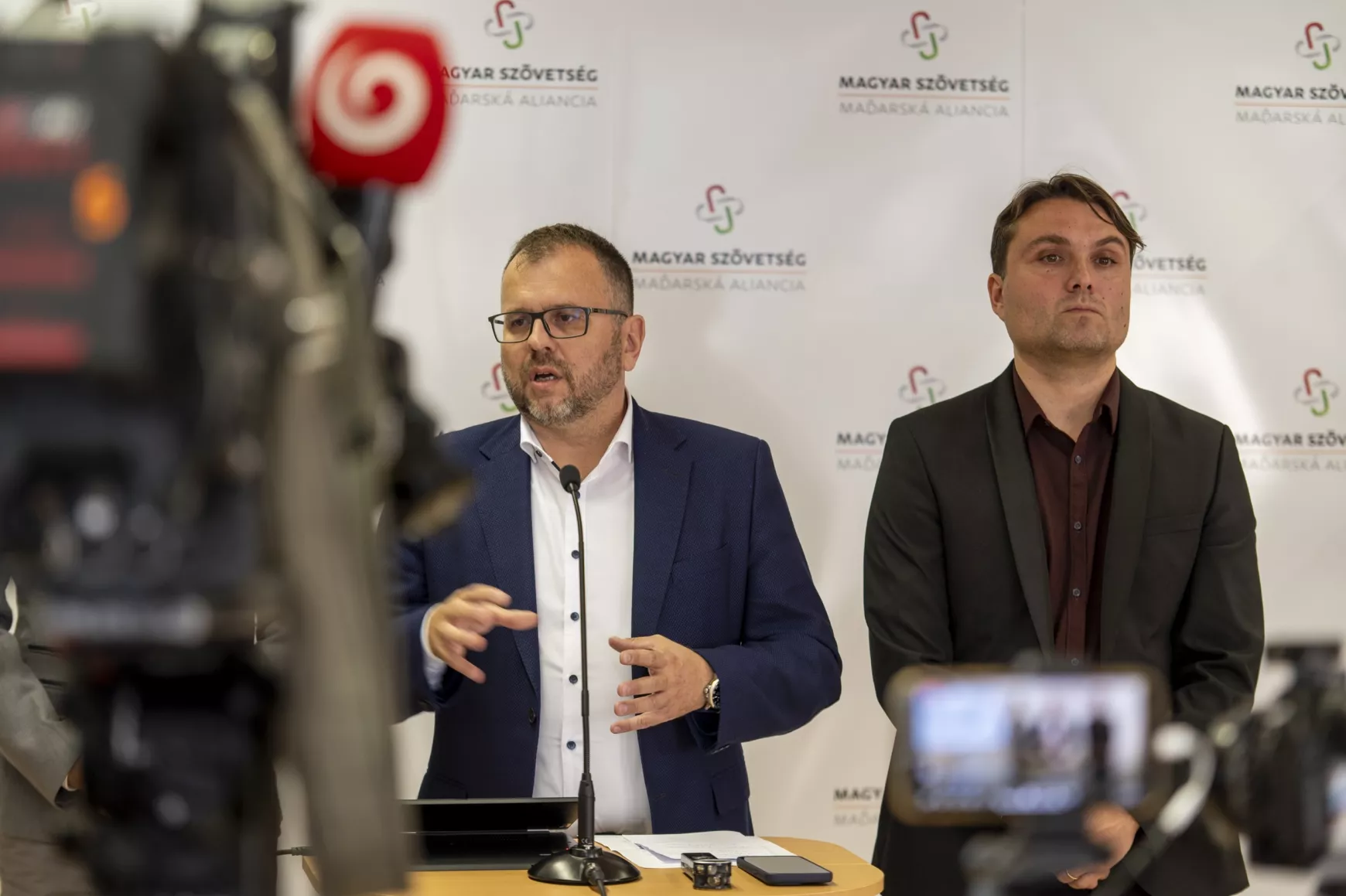 Őry Péter és Gubík László a Magyar Szövetség sajtótájékoztatóján 2024 november 8.-án.